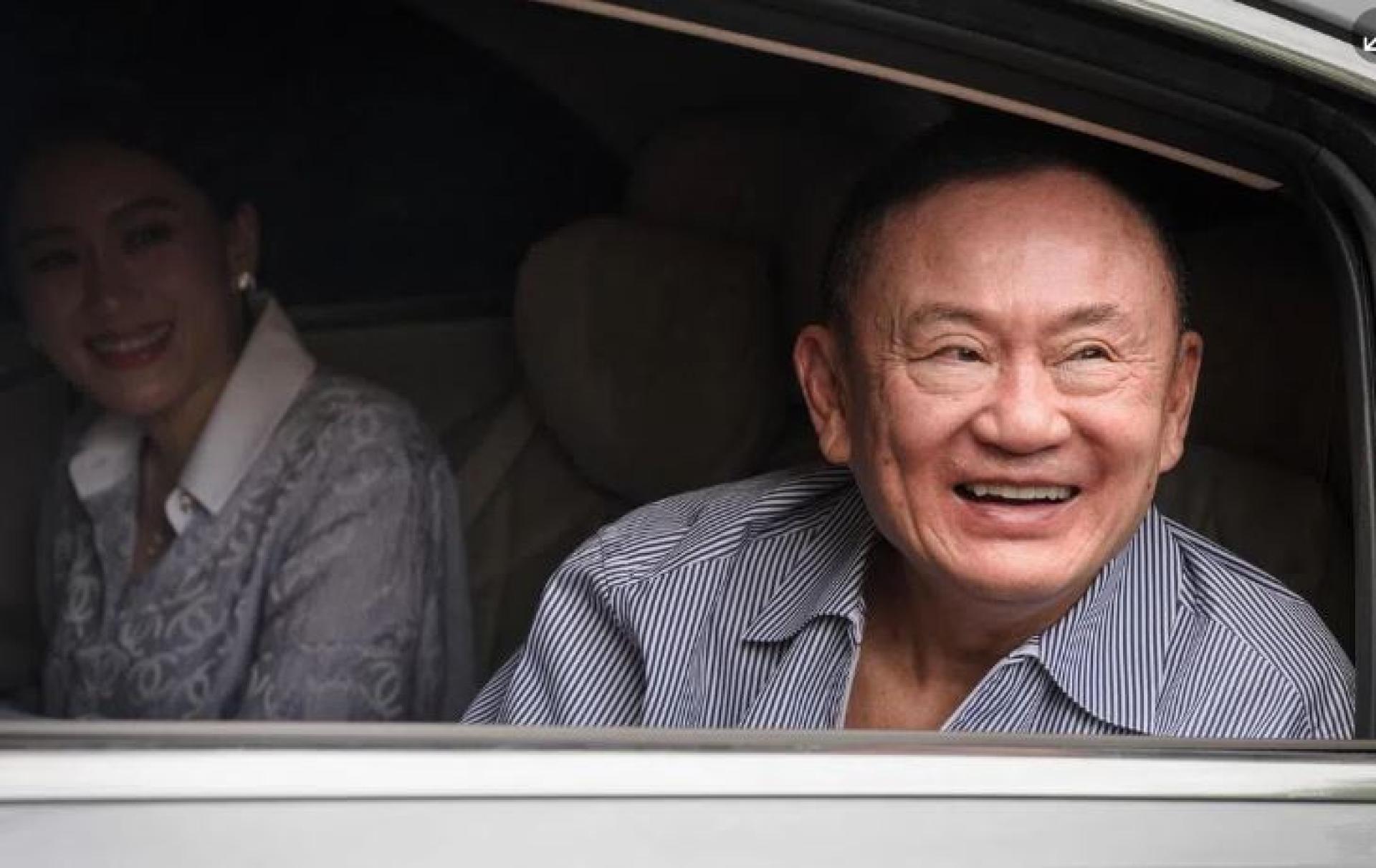 达信5月11日获得假释，乘车离开曼谷空炳中央监狱。