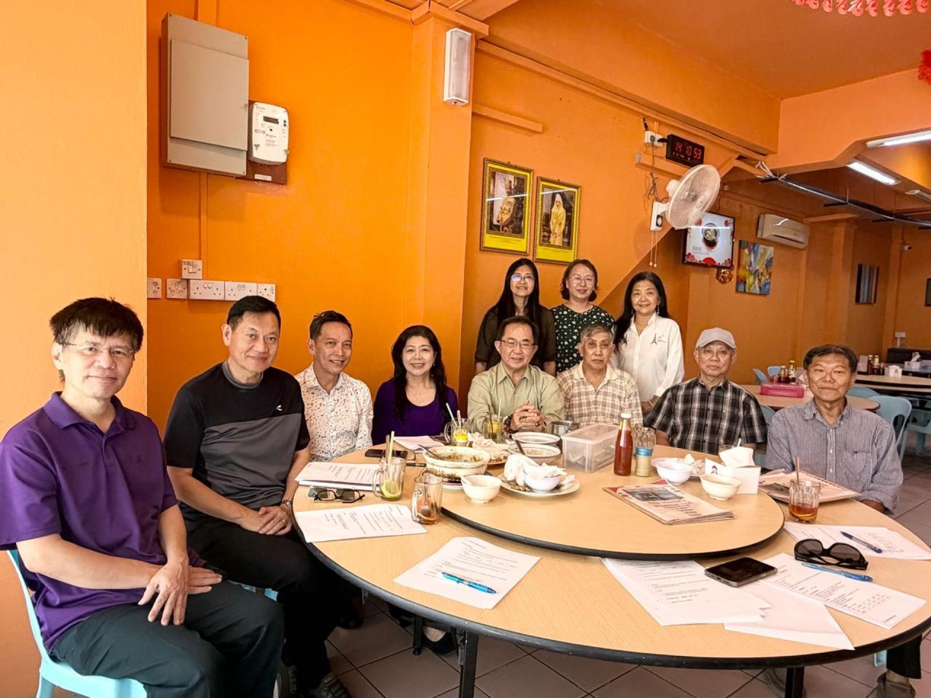 出席会议的理事们。左四为陈丽珍会长