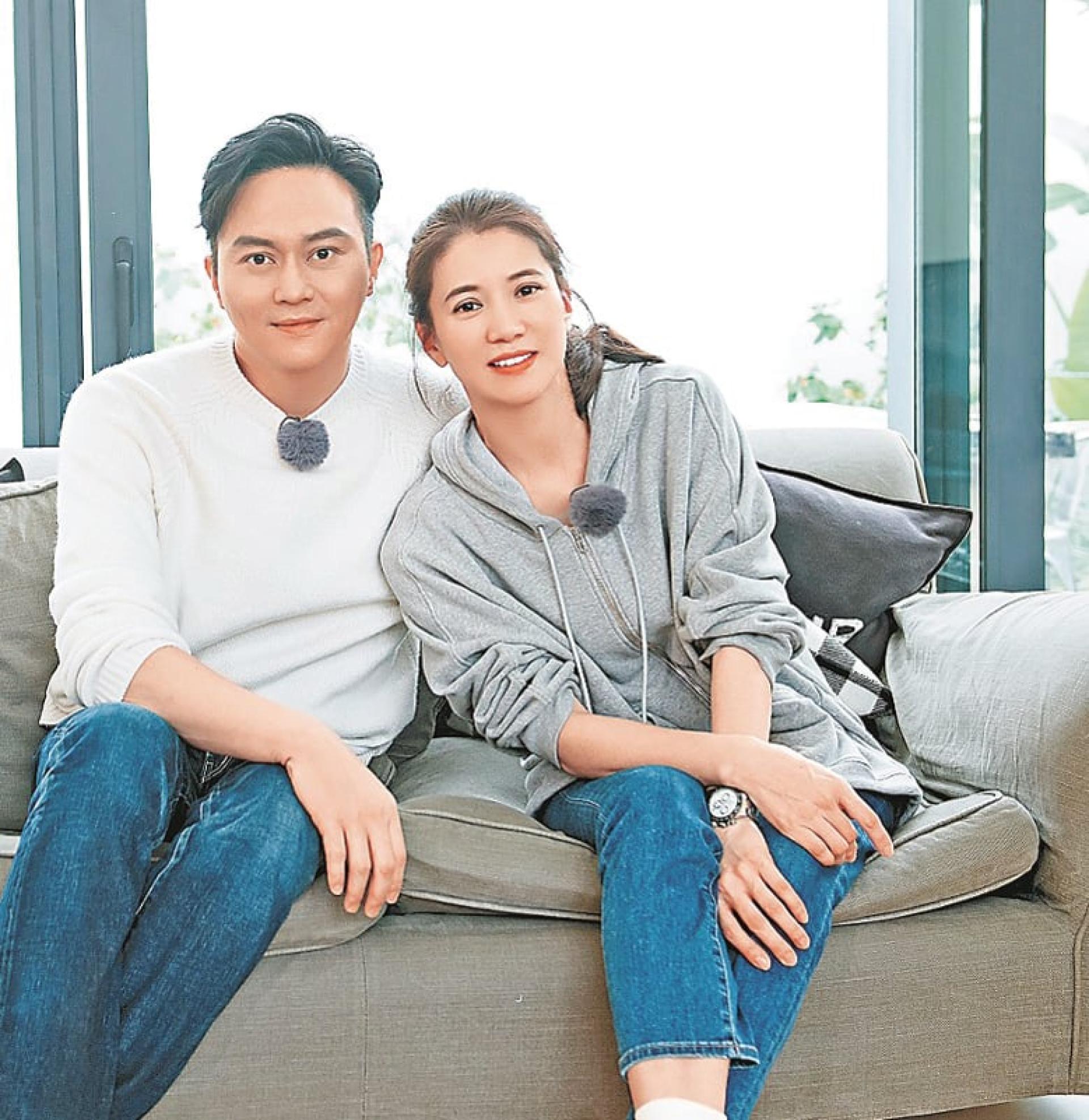张智霖与袁咏仪有影皆双，连回巢拍剧都行动一致。