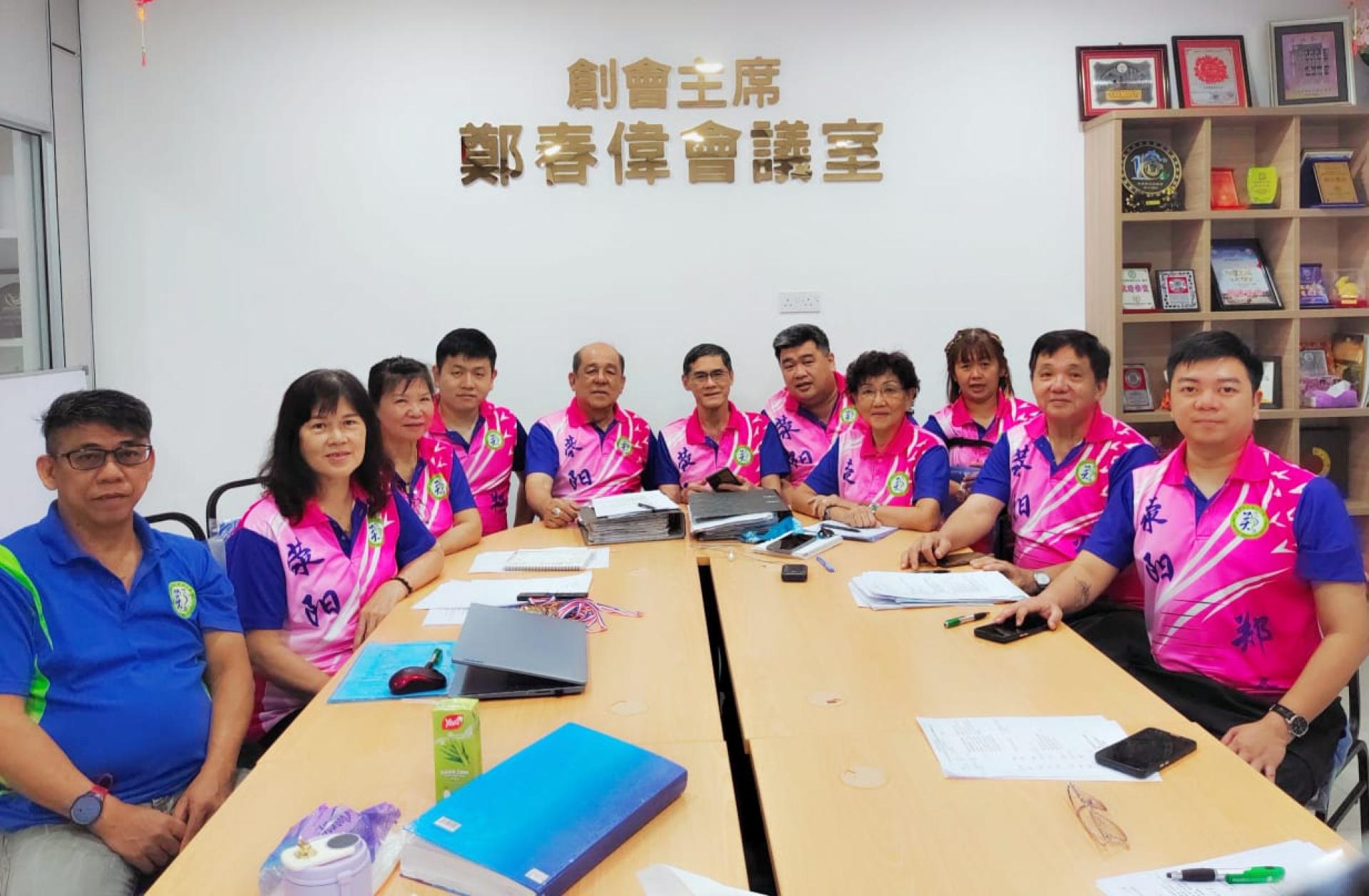 美里荥阳郑氏公会2025年新春筹备会成员合影。左5为大会主席郑春伟、左6为筹备会主席郑长荣。