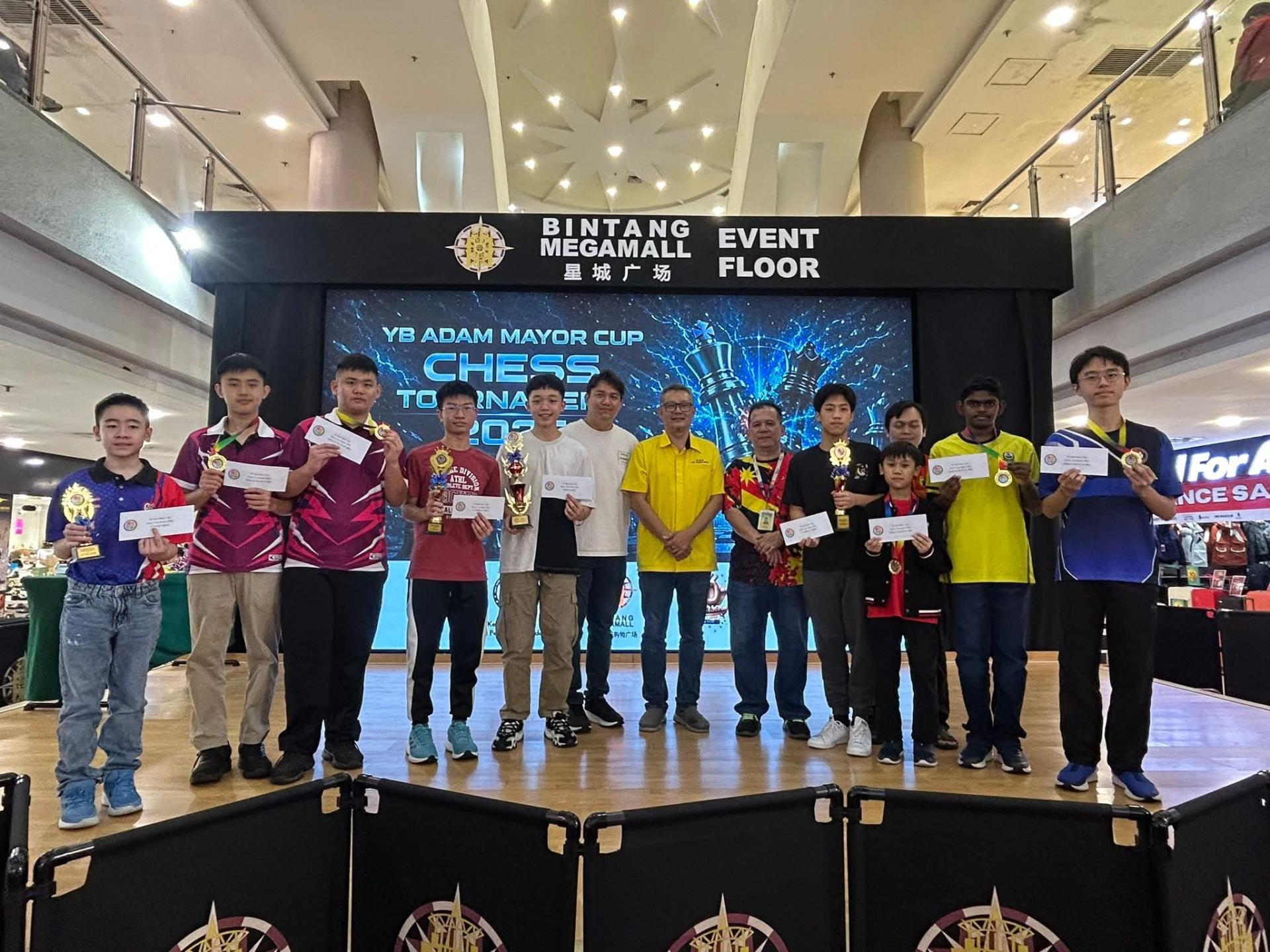 “2026年俞小珊市长杯西洋棋锦标赛”得奖者与嘉宾合影留念。