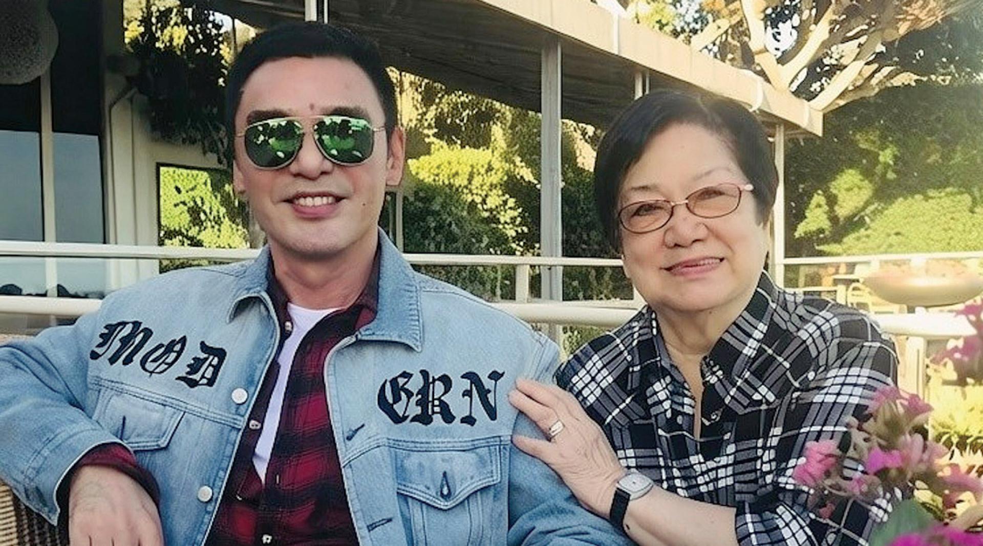 钟镇涛与母亲的合照。