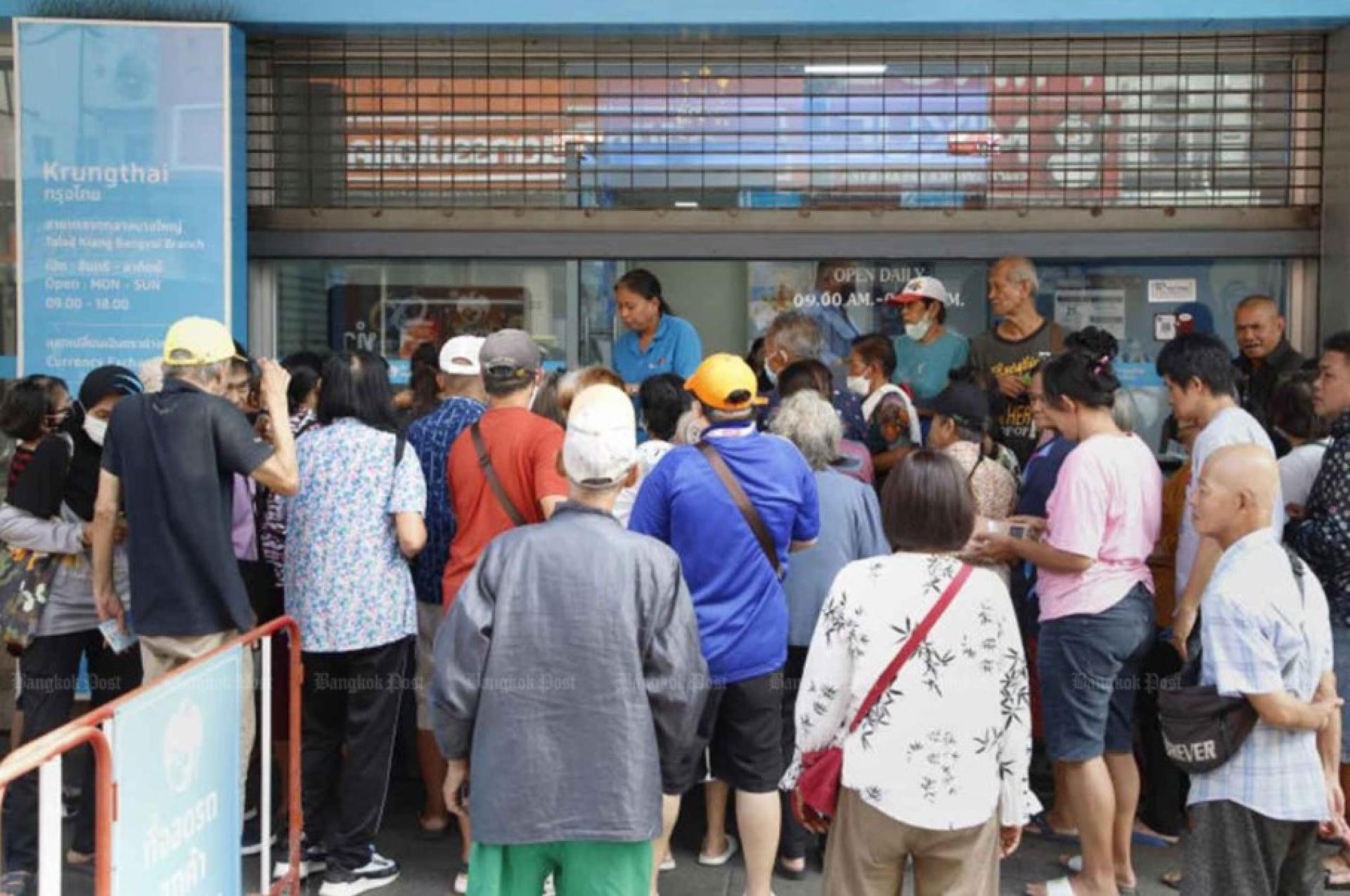 6月4日，大批民众聚集在泰国暖武里府一家 Krungthai Bank 分行外，寻求协助办理新一轮国家福利卡登记手续。