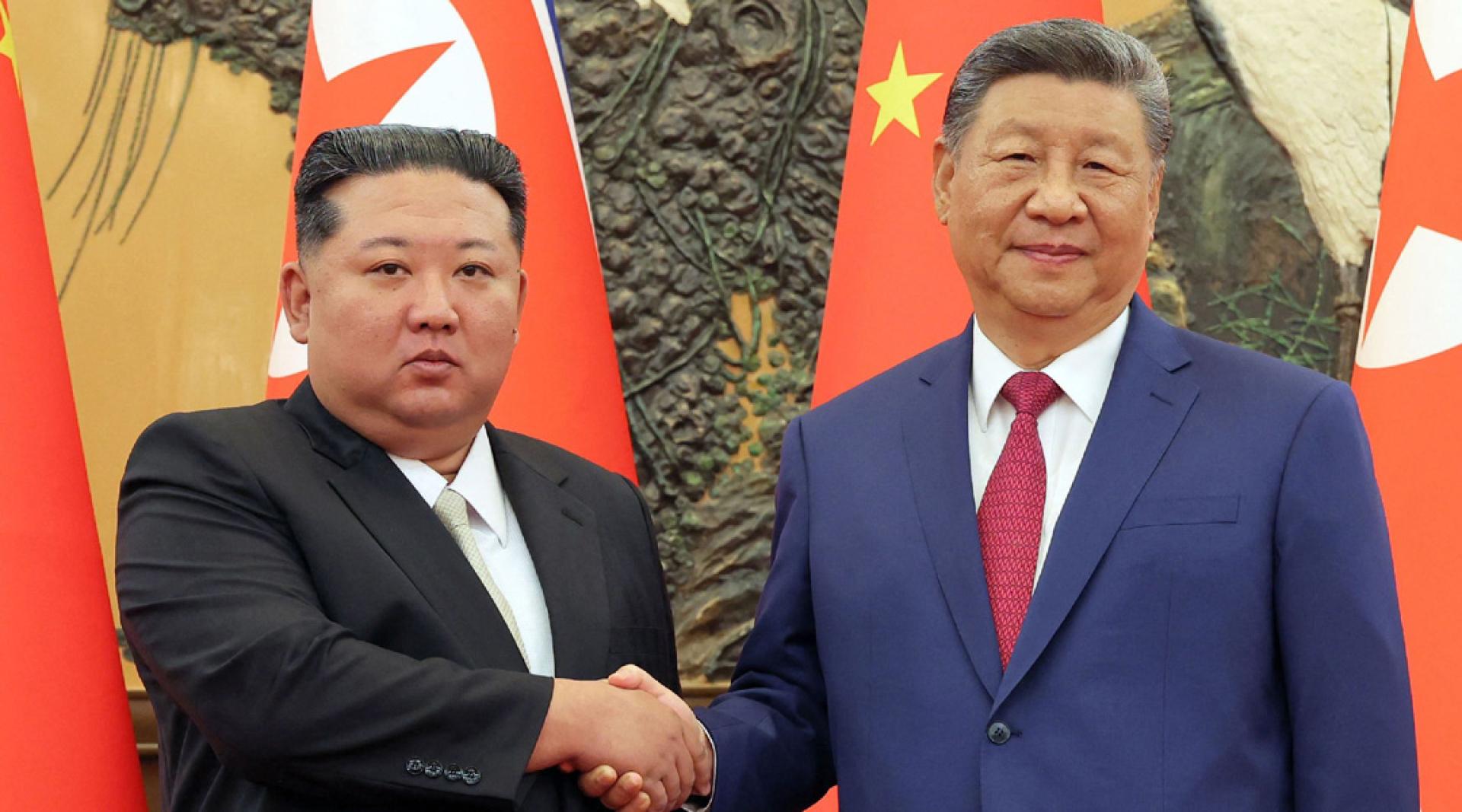 2025年9月4日，金正恩（左）在北京会晤习近平。