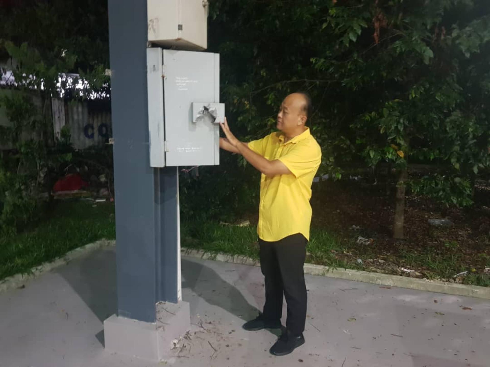 砂人联党卑尔骚支部宣教秘书兼美里市议员陈立仁到场了解海洋公园篮球场电表箱锁头遭蓄意破坏的情况。