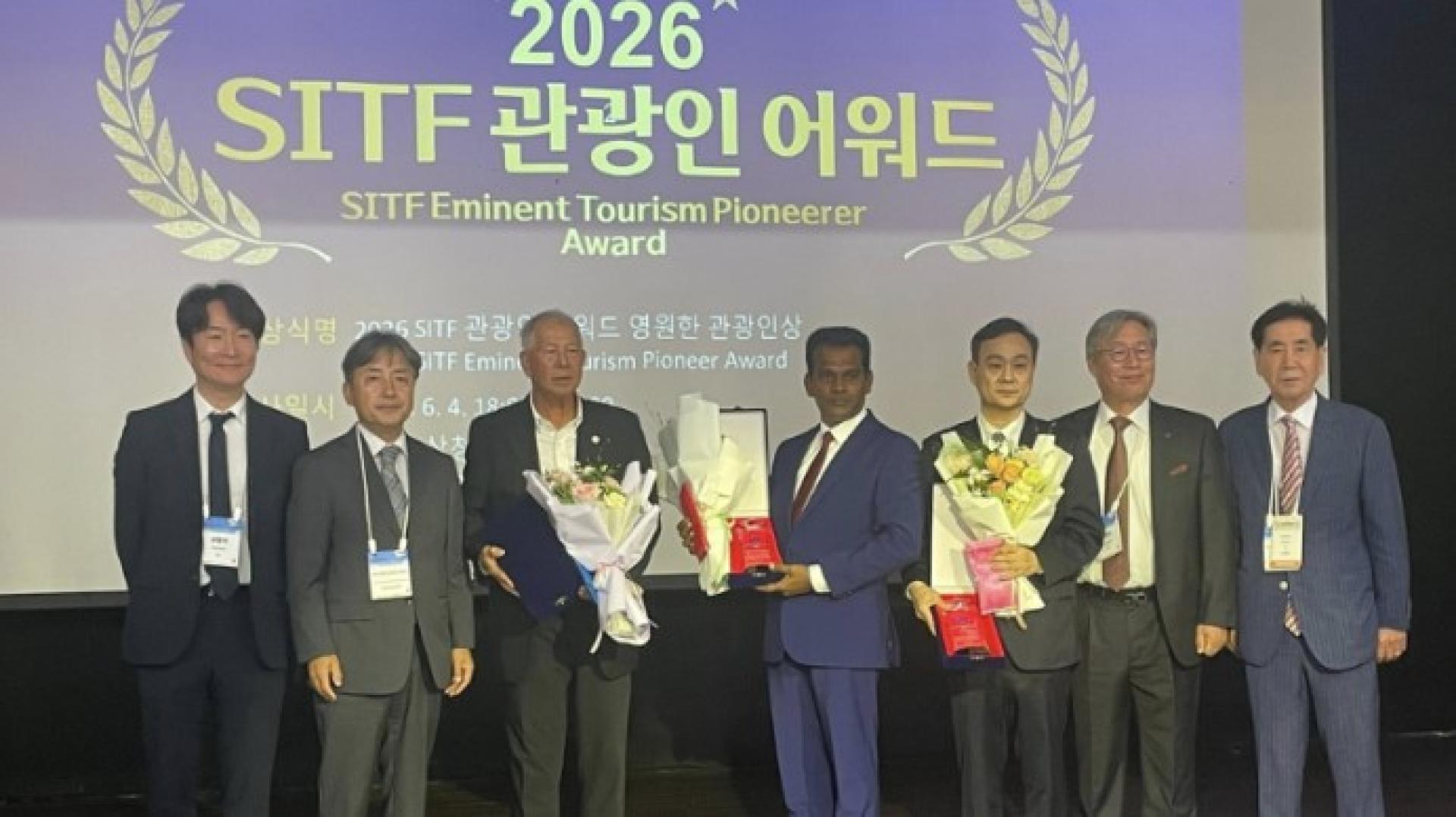 拿督陈超耀（左3）于2026年6月4日在韩国首尔获颁SITF杰出旅游先锋奖。图片来源：TVS