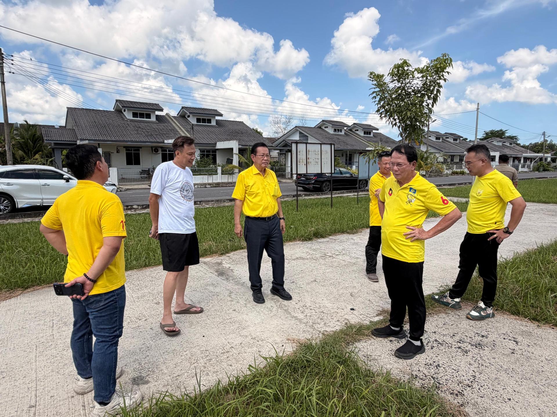李景胜(左3)视察休闲公园建设。