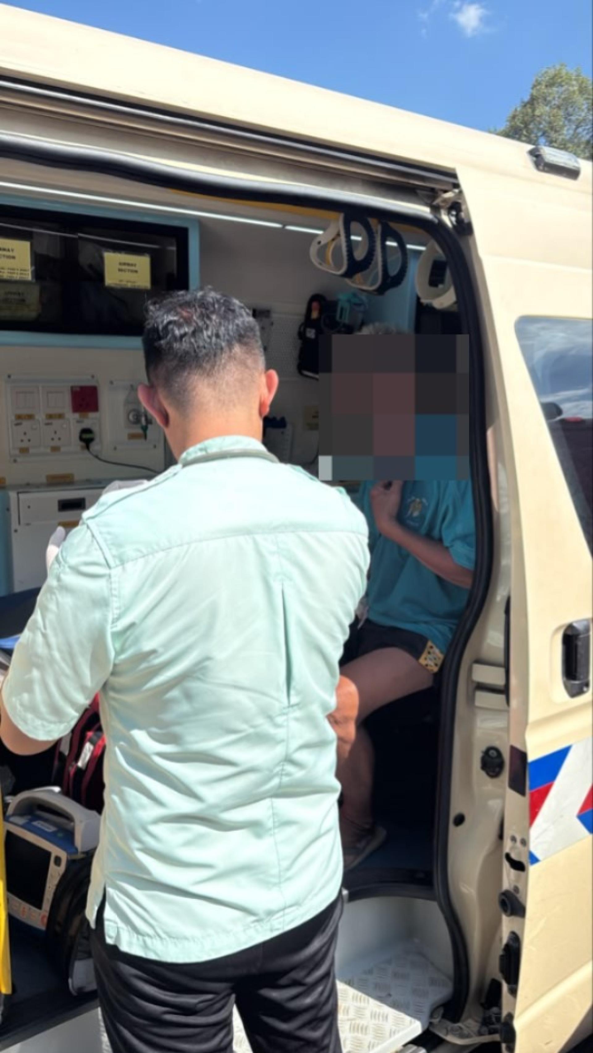 医务人员为受伤老翁提供初步治疗并送院。