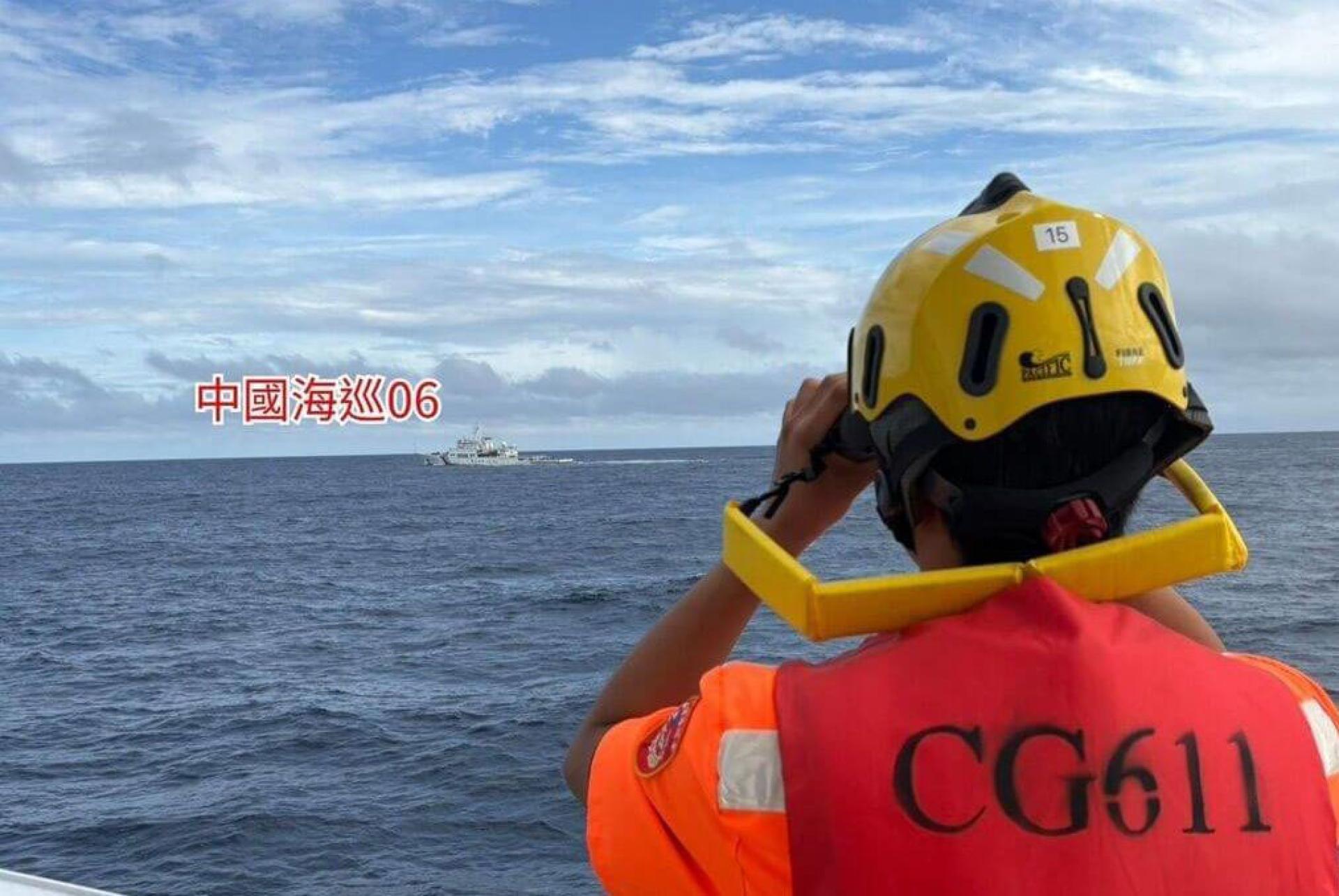 台海巡署长滨舰周日监控隶属中国大陆福建海事局的6600吨“海巡06”巡航救助船。