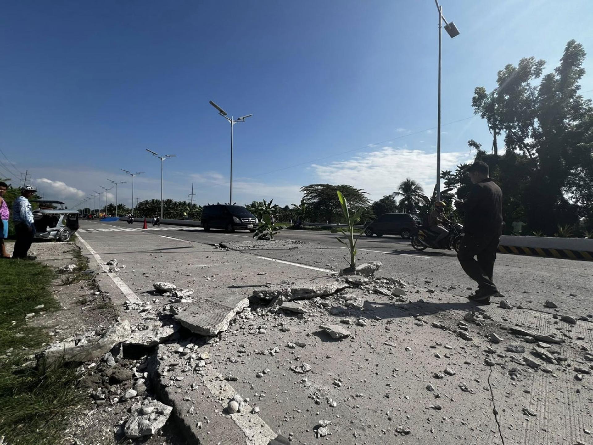南哥打巴托省的一段道路8日因地震而出现裂缝。（图：新华社）