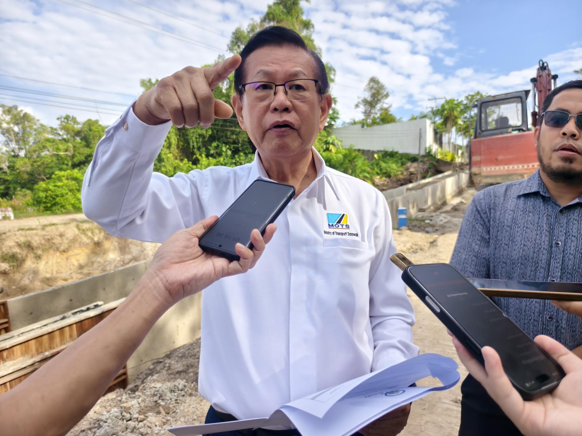 砂拉越交通部长拿督斯里李景胜巡视惊魂岭边坡恢复工程，并表示山顶花园边坡侵蚀修复工程  将于近日展开施工。