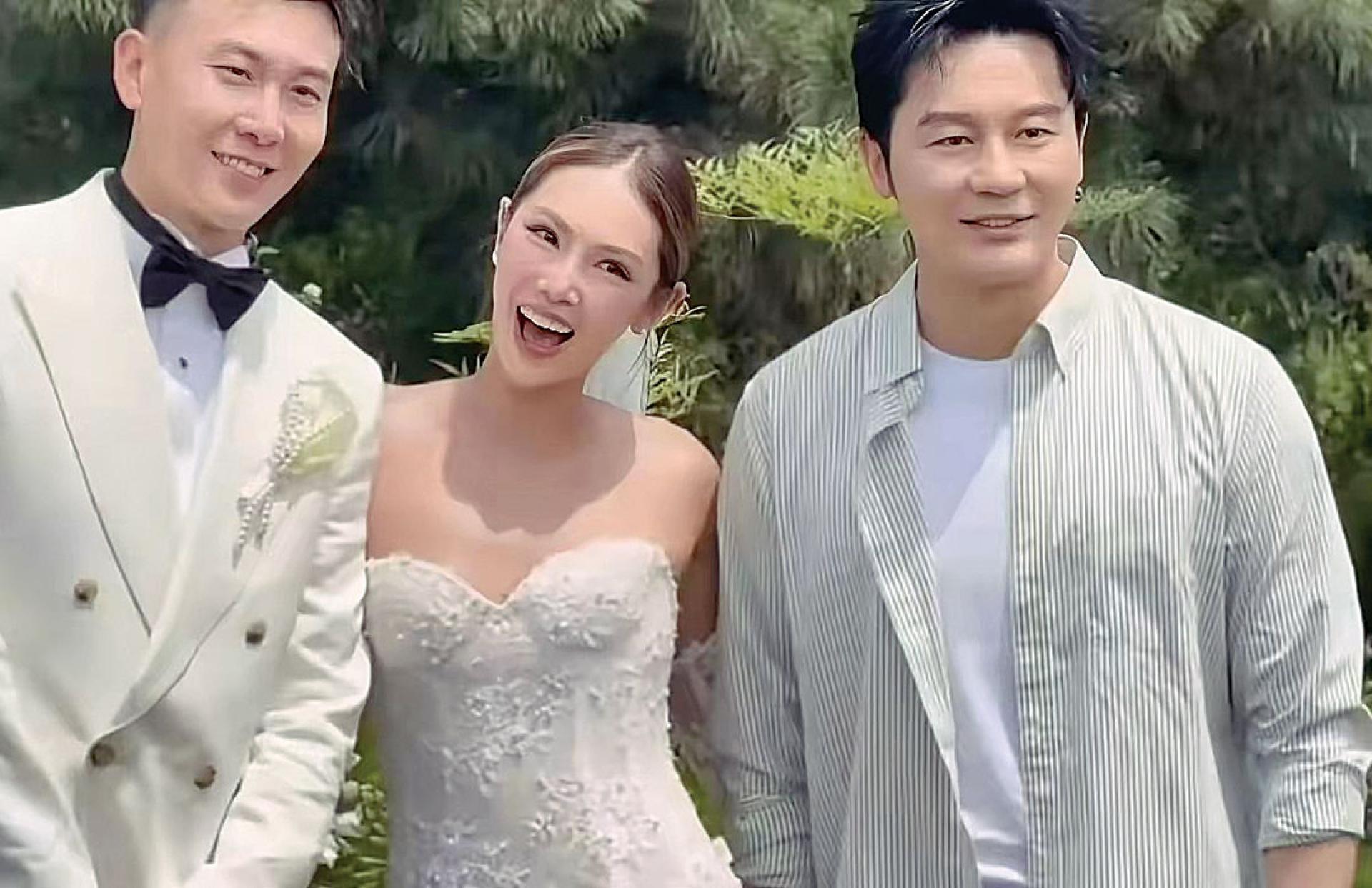 李晨（右）参加妹妹的婚礼。