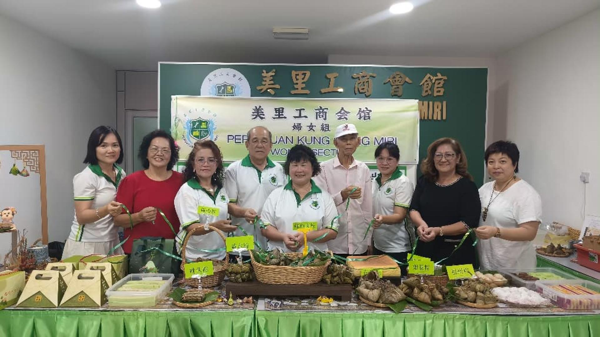 嘉宾拉动绳子启动端午节活动开幕仪式。左起为秘书长杨睿容、妇女组顾问赖美凤、妇女组主任陈彩虹、主席郑春伟、筹委会主席高翠萍、永久名誉主席林礼钦、财政徐瑞琪、妇女组顾问李翠容及青年团团长张晓莹。