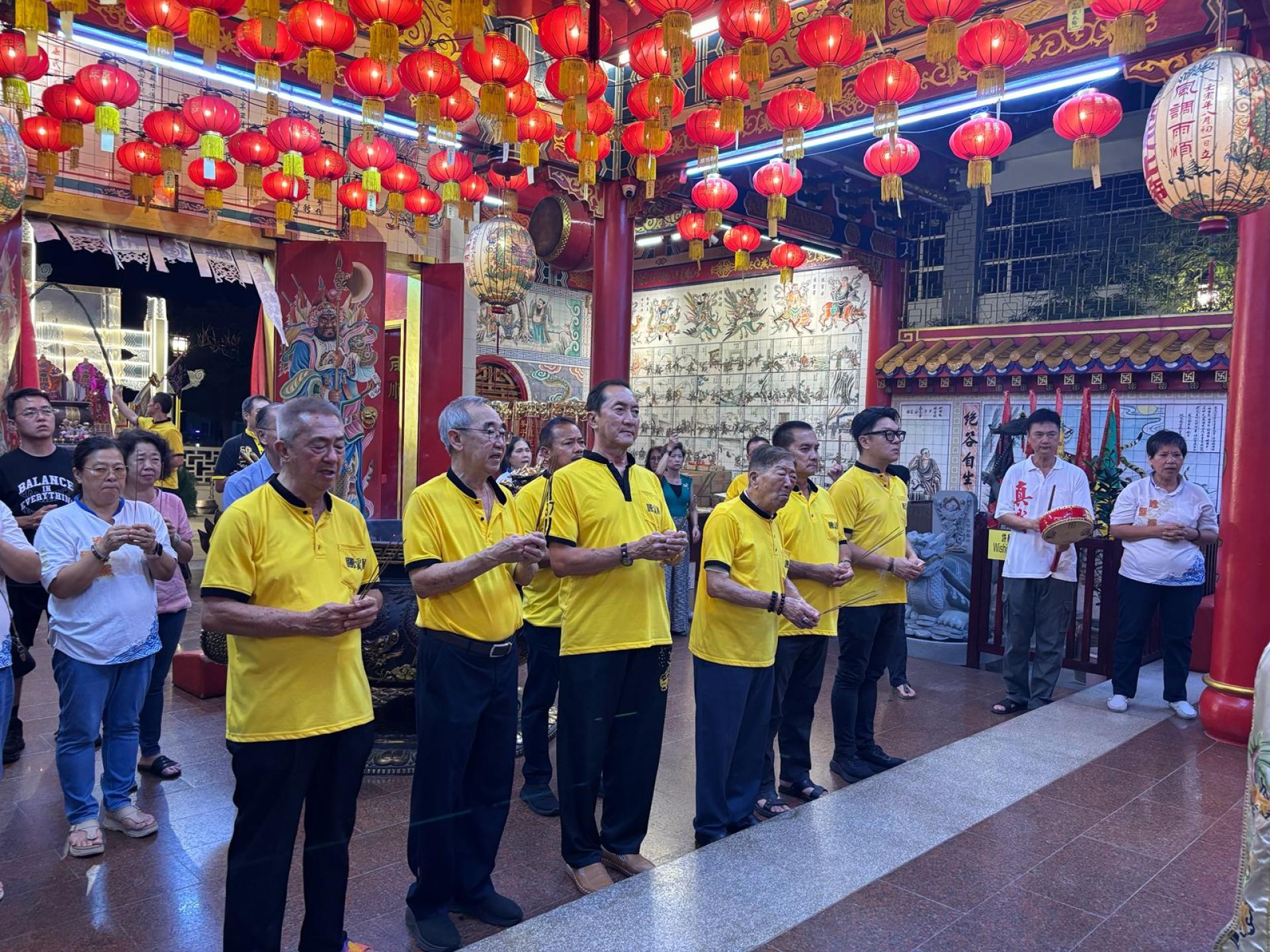 腾云殿董事长李永贞（右三）率领该殿董事成员一起进行膜拜仪式。