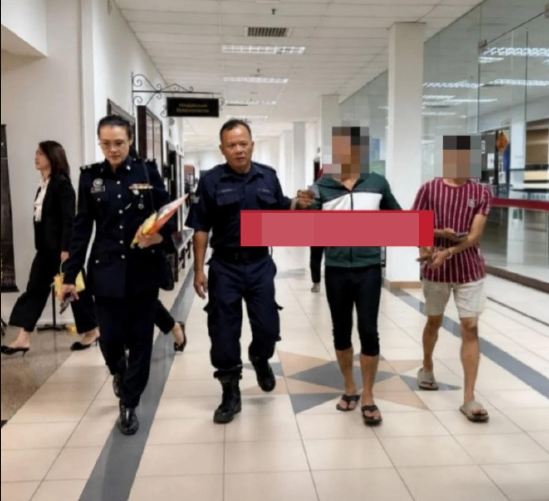 被告（绿白上衣）与其他嫌犯在警方押送下离开推事庭。