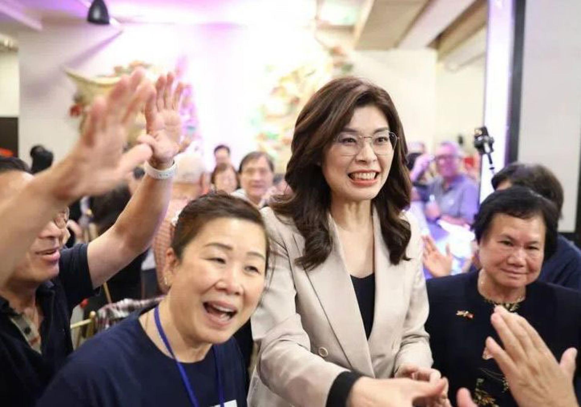 中国国民党主席郑丽文（右二）访美期间，出席在纽约举行的侨宴。