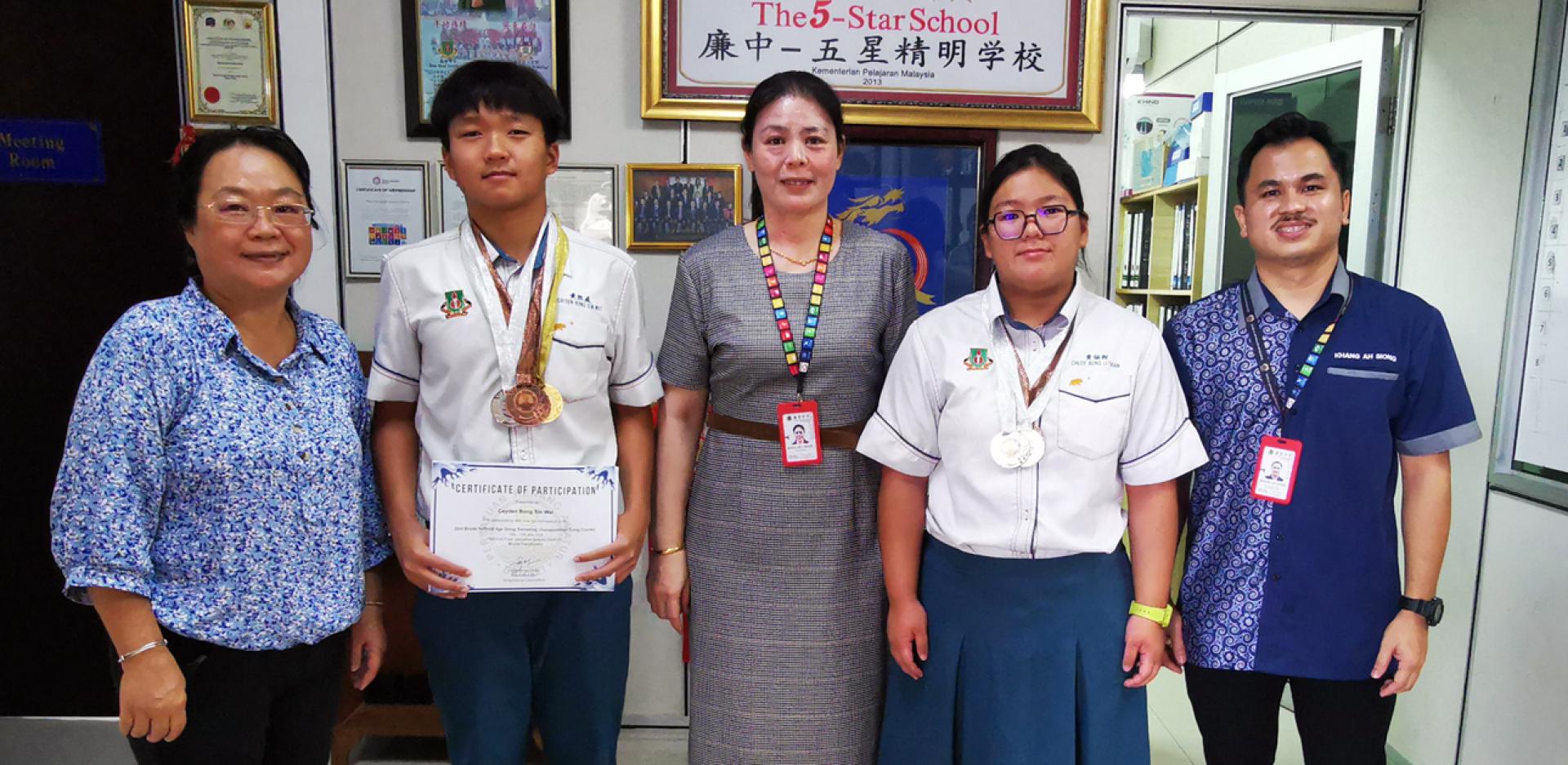 黄胜威与黄俐甜同学纷纷于汶莱举行的“第33届汶莱全国分龄游泳锦标赛”中表现出色，勇夺2金、4银、3铜的亮眼成绩。