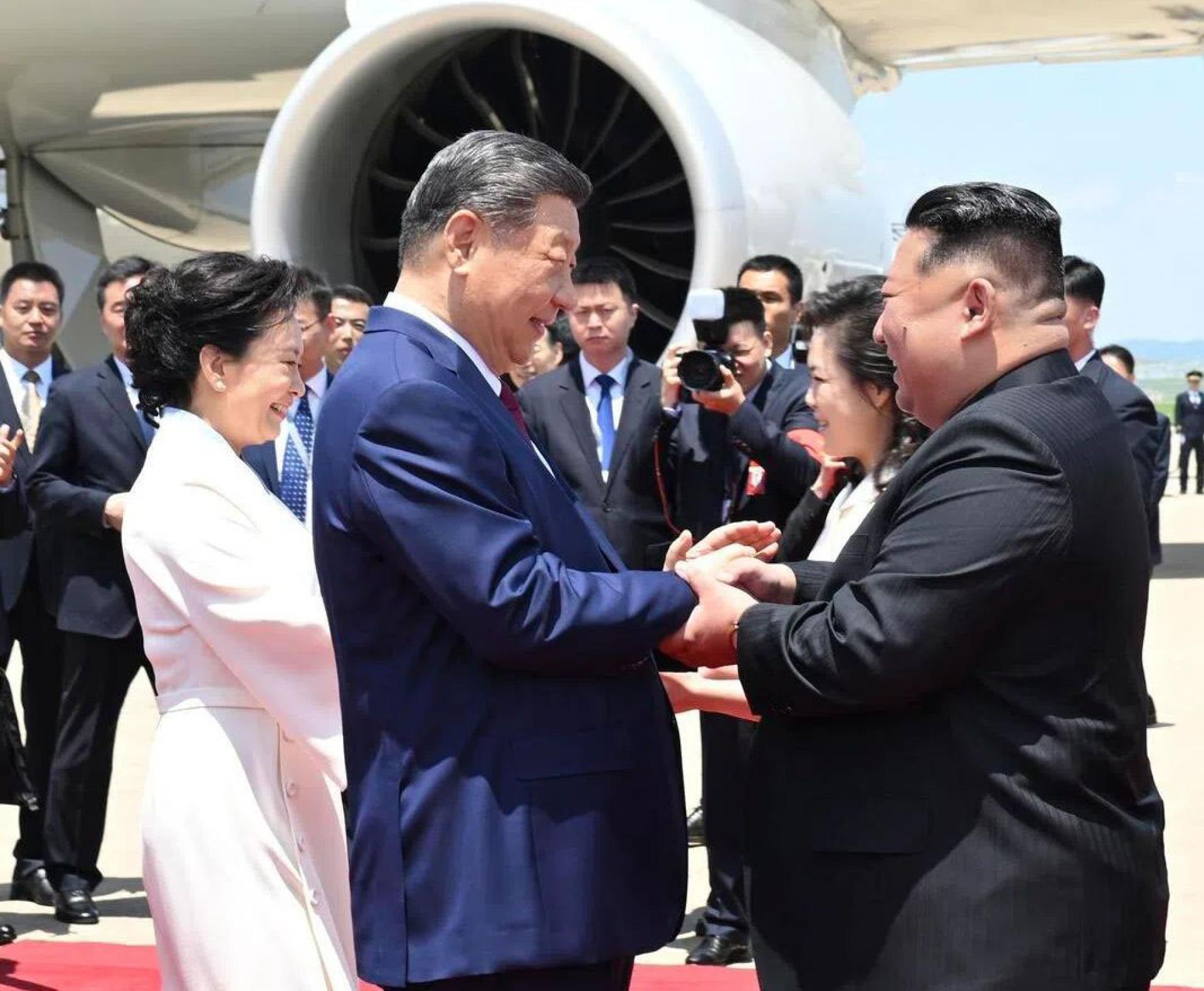 习近平乘专机抵达平壤，金正恩和夫人李雪主到机场迎接习近平和夫人彭丽媛。