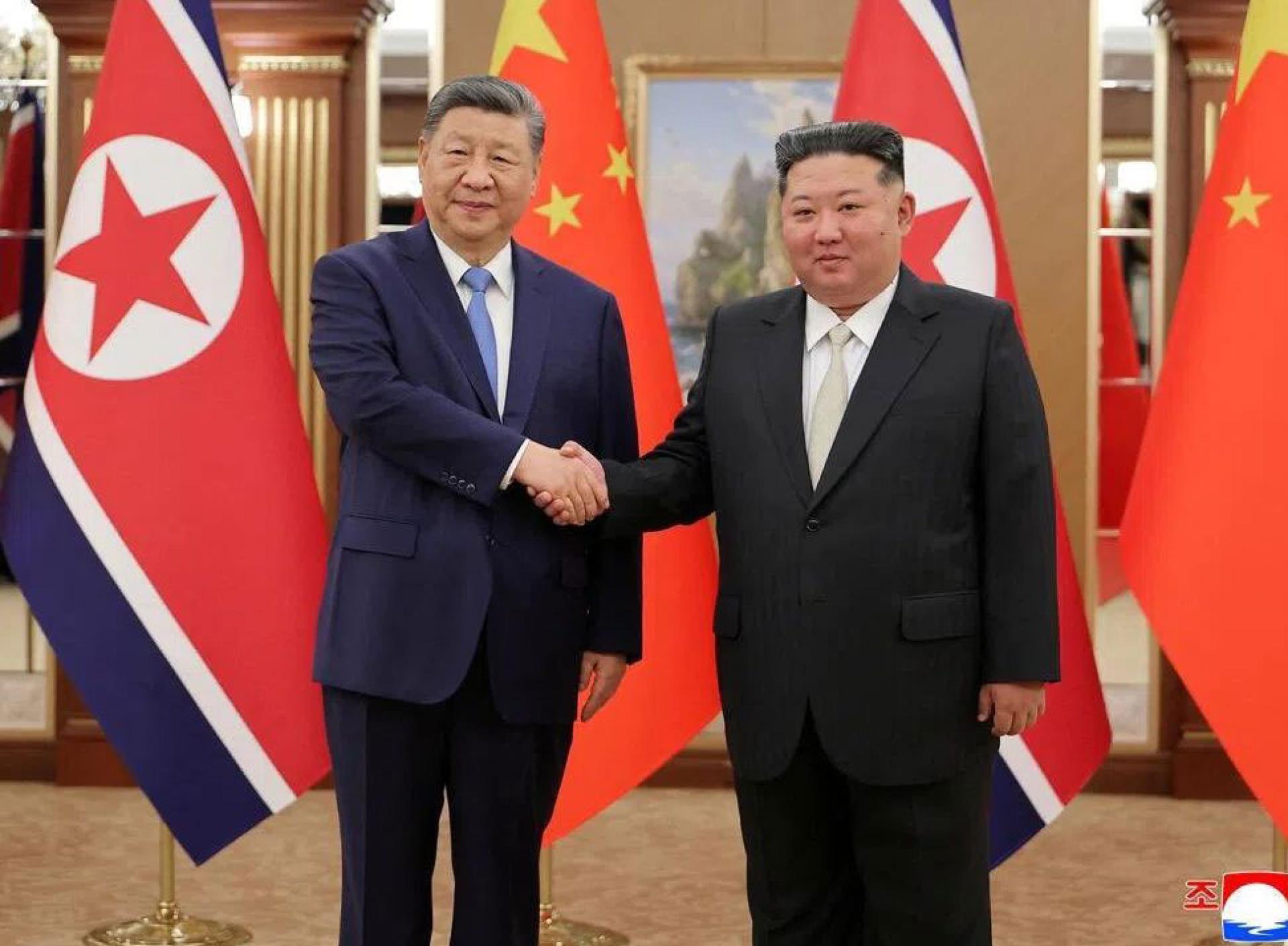 习近平(左）与金正恩举行会谈。