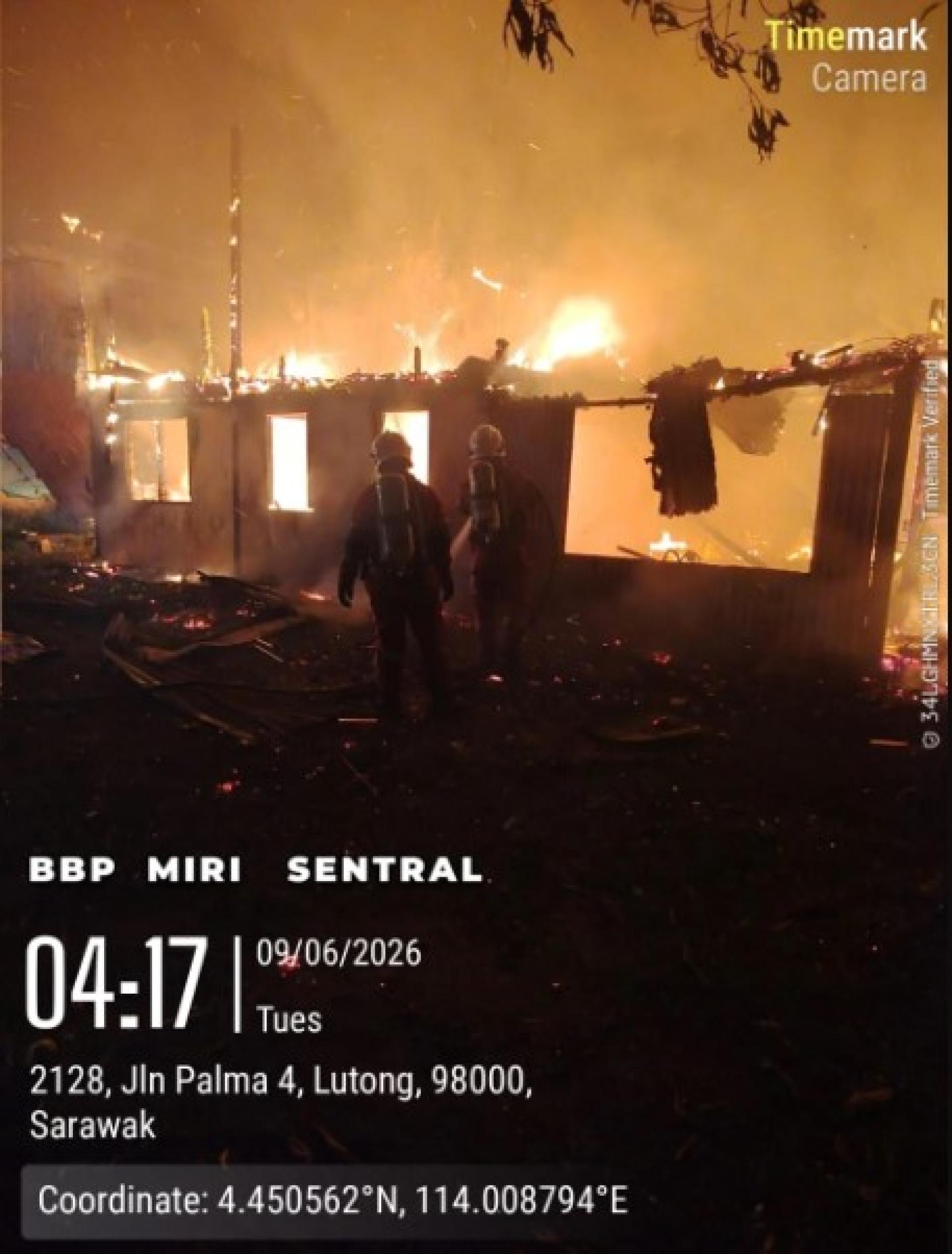 今晨遭大火烧毁的双层住家。