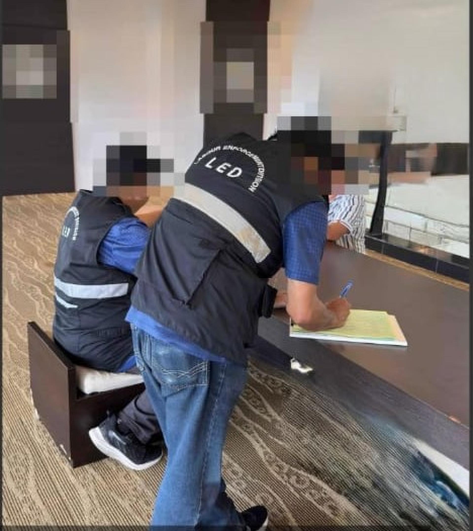 执法人员进行检查