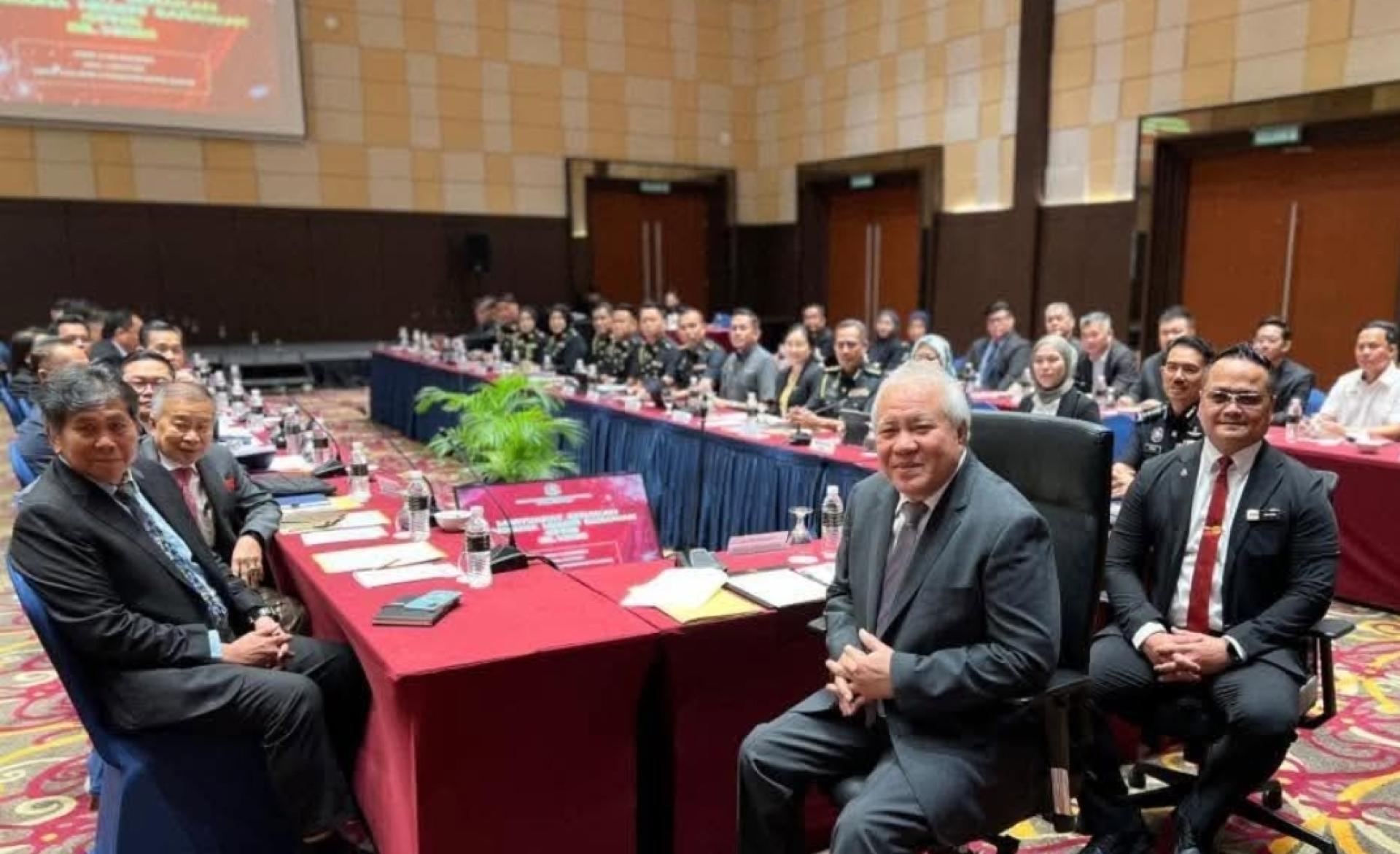 砂副总理拿督阿玛阿旺登雅（中）在会议前合影。