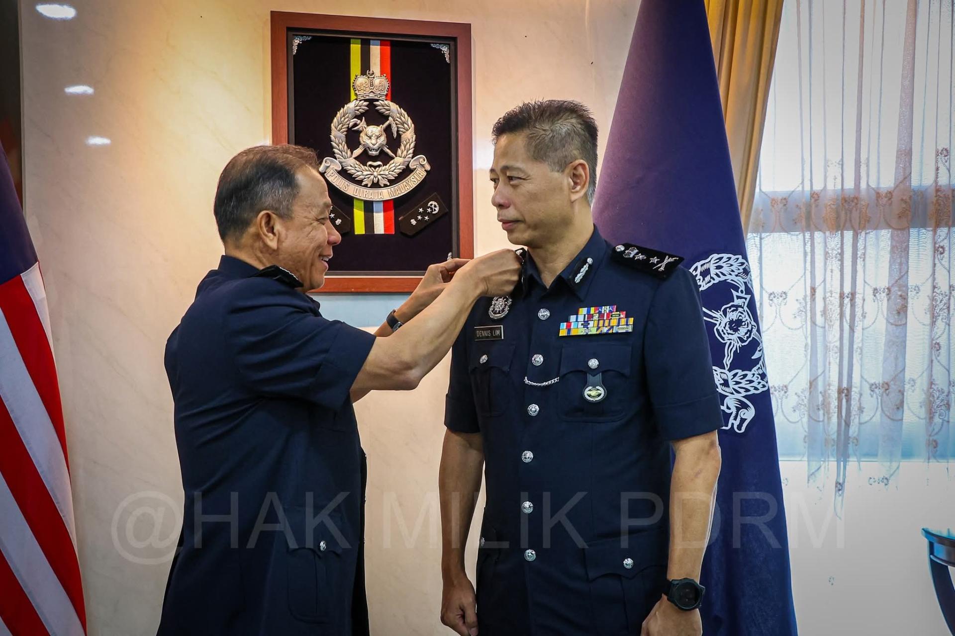 卡立为林光耿（右）佩戴总监级别的警阶。