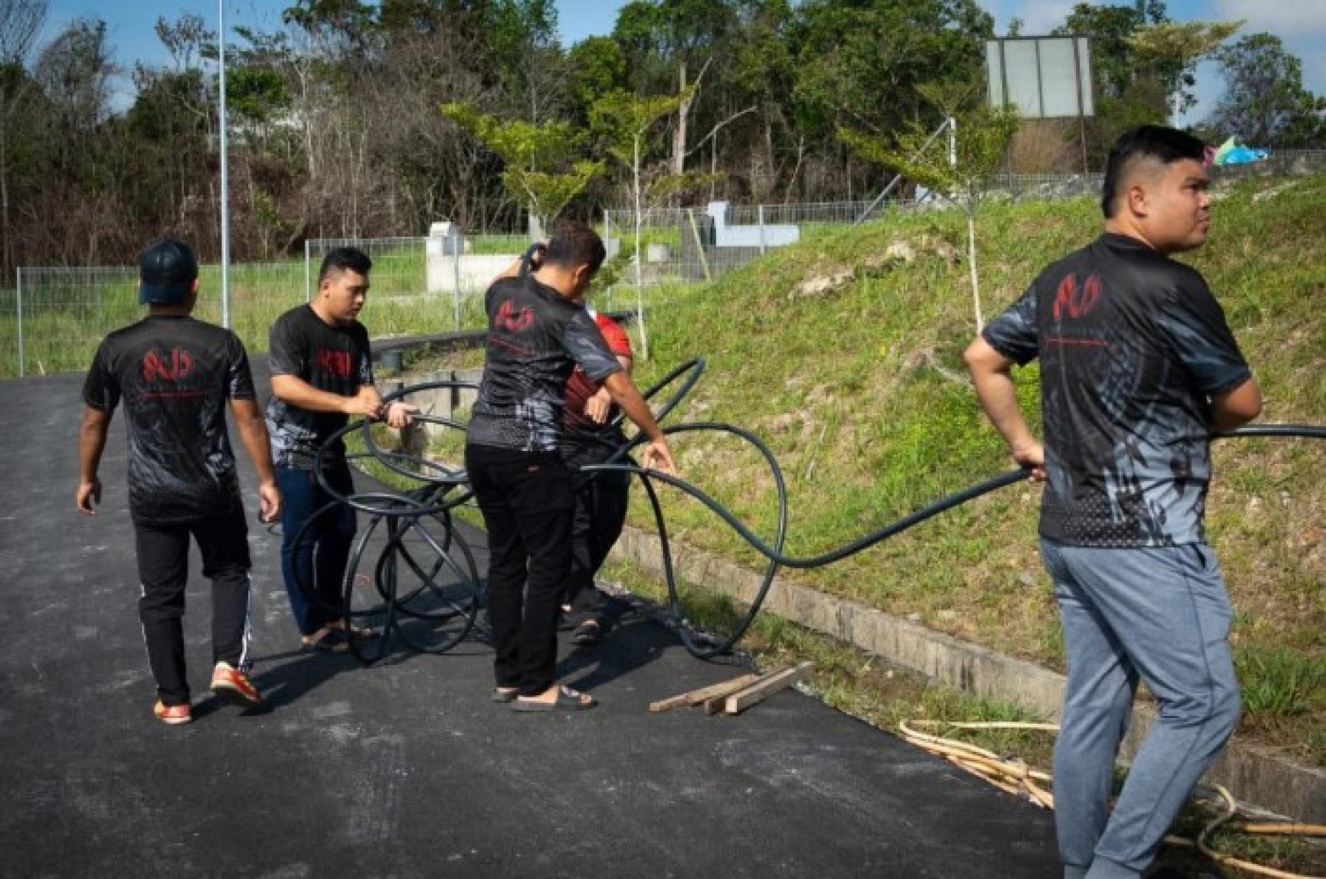 Kelab Belia Lestari（RLM Brothers）于周日在诗巫格慕央伊斯兰墓园进行义务清洁及增设水管设施工程。