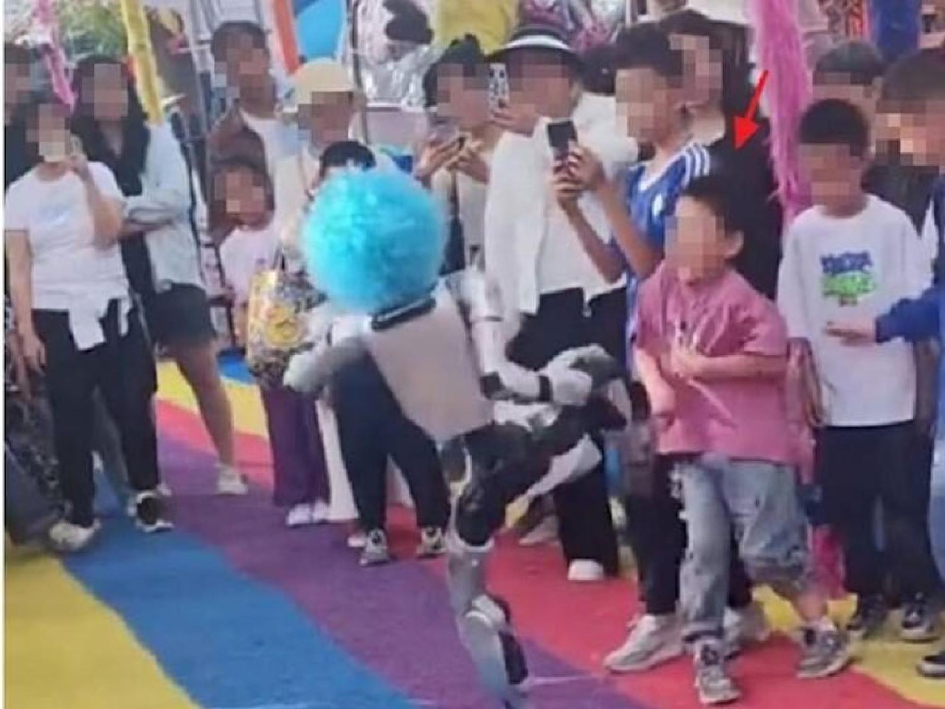 机器人表演“腾空飞踢”，踢中近距离观看的男童！