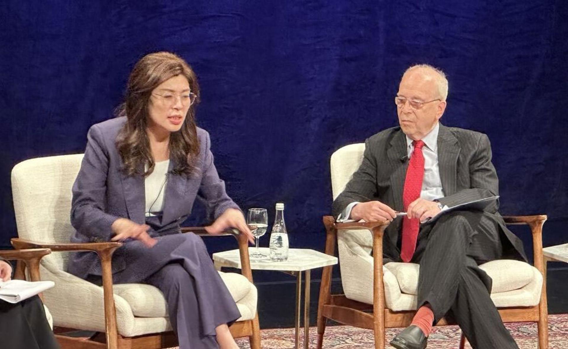 郑丽文出席智库“亚洲协会”座谈，与前美国国务院亚太助卿罗素（Daniel Russel，右）对谈。