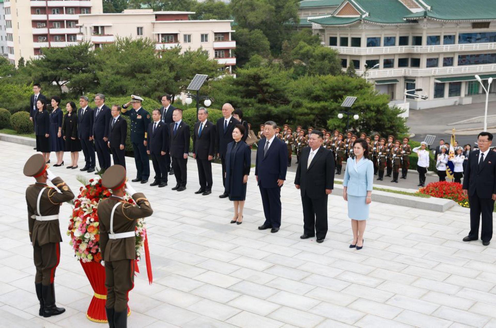 习近平和彭丽媛参谒中朝友谊塔，金正恩夫妇陪同。