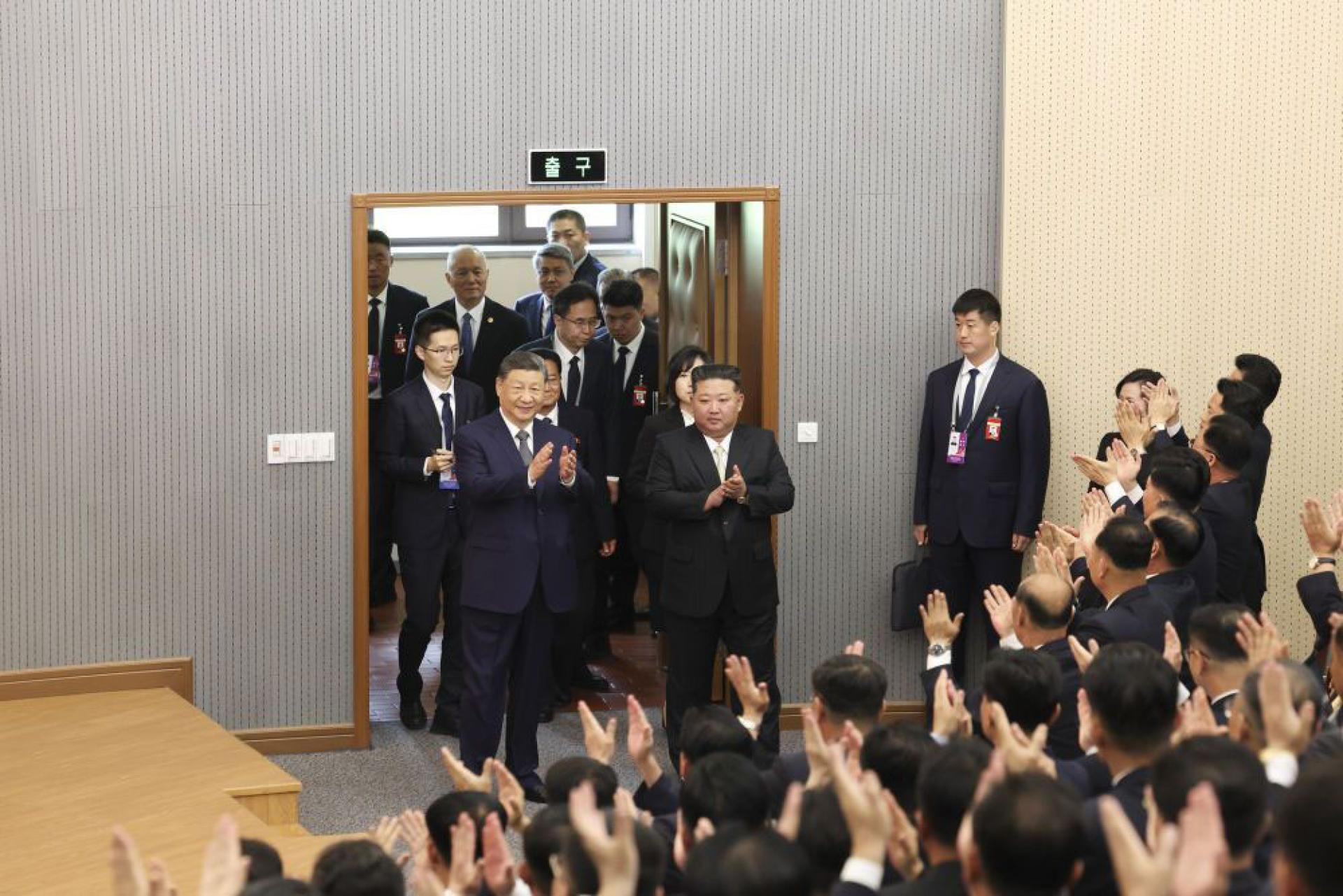 习近平在金正恩陪同下，参访位于平壤的朝鲜劳动党中央干部学校。