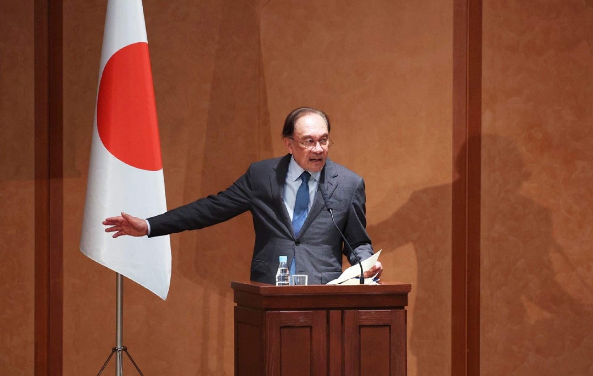 安华发表演讲。
