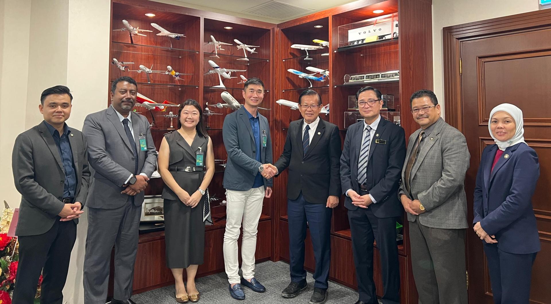 李景胜（右4）接见到访的宝航国际首席执行员官Brandon Zhu（左4）及其团队。