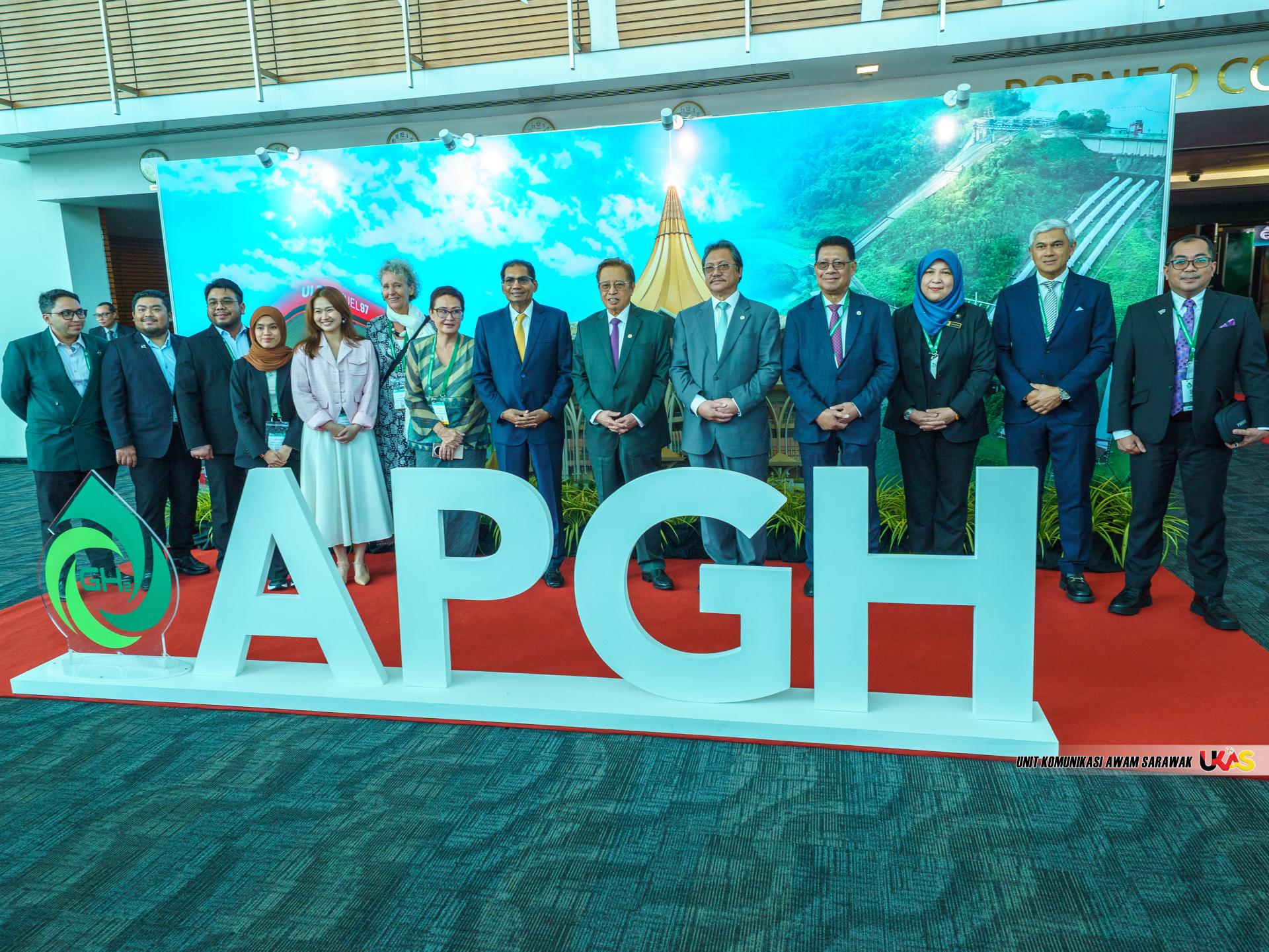 阿邦佐哈里（中）出席2026年亚太绿色氢能（APGH）大会暨展览会并合影。