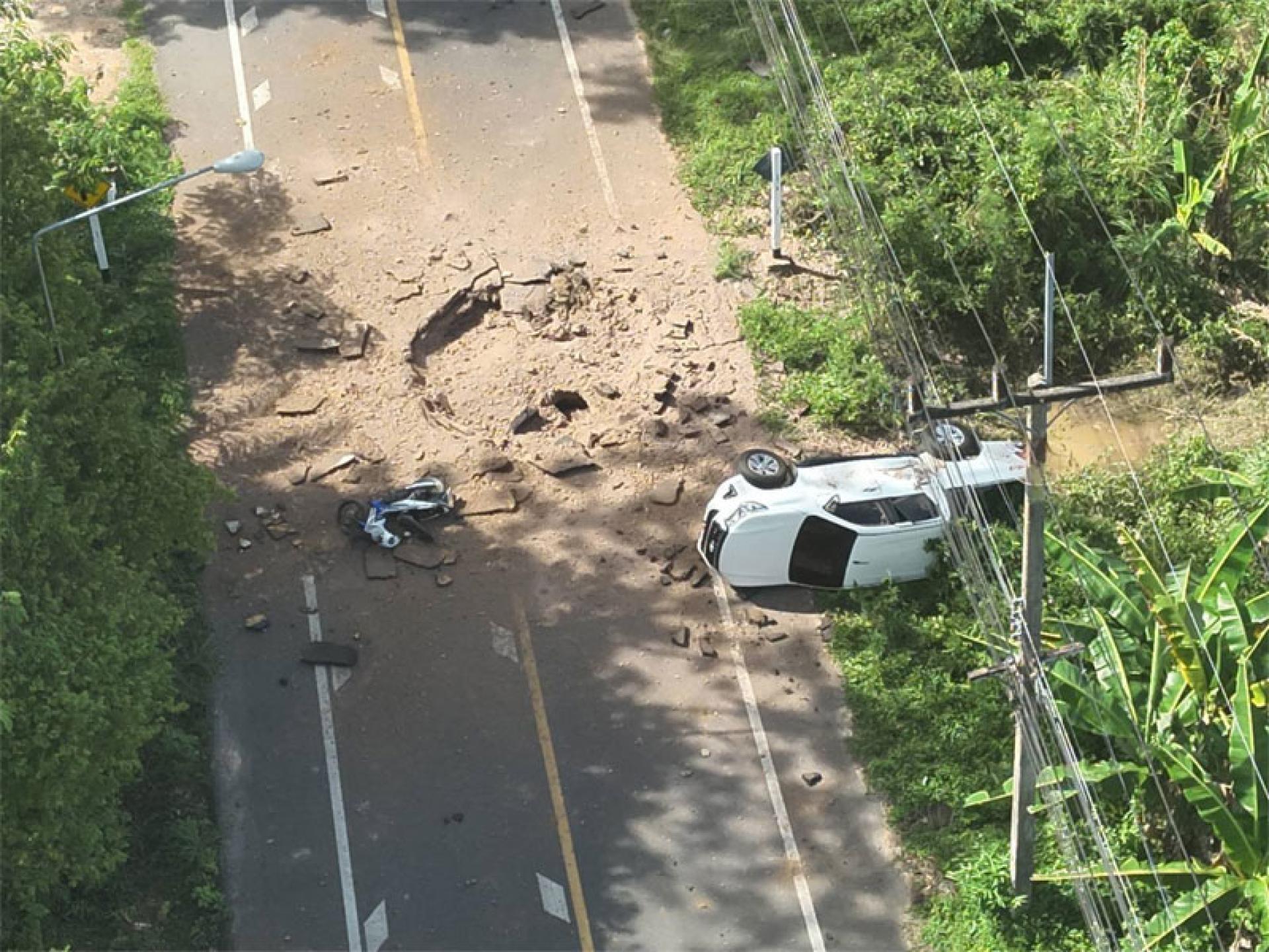 警车在执行护校任务期间，遭预先埋设的爆炸装置远程引爆。