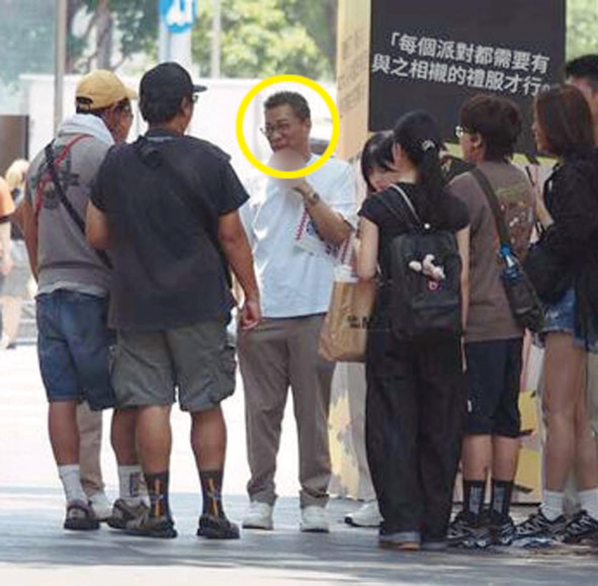 沈玉琳（黄圈）3度抽加热烟，身旁还围着一群工作人员。