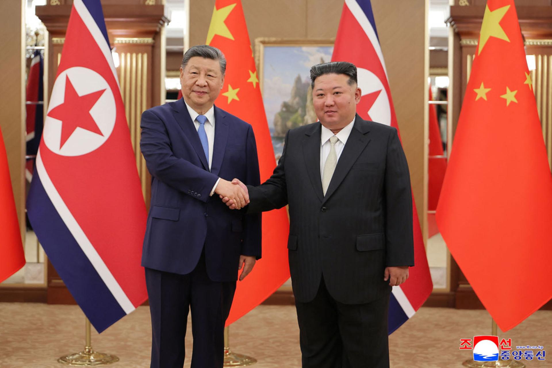习近平(左)与金正恩。