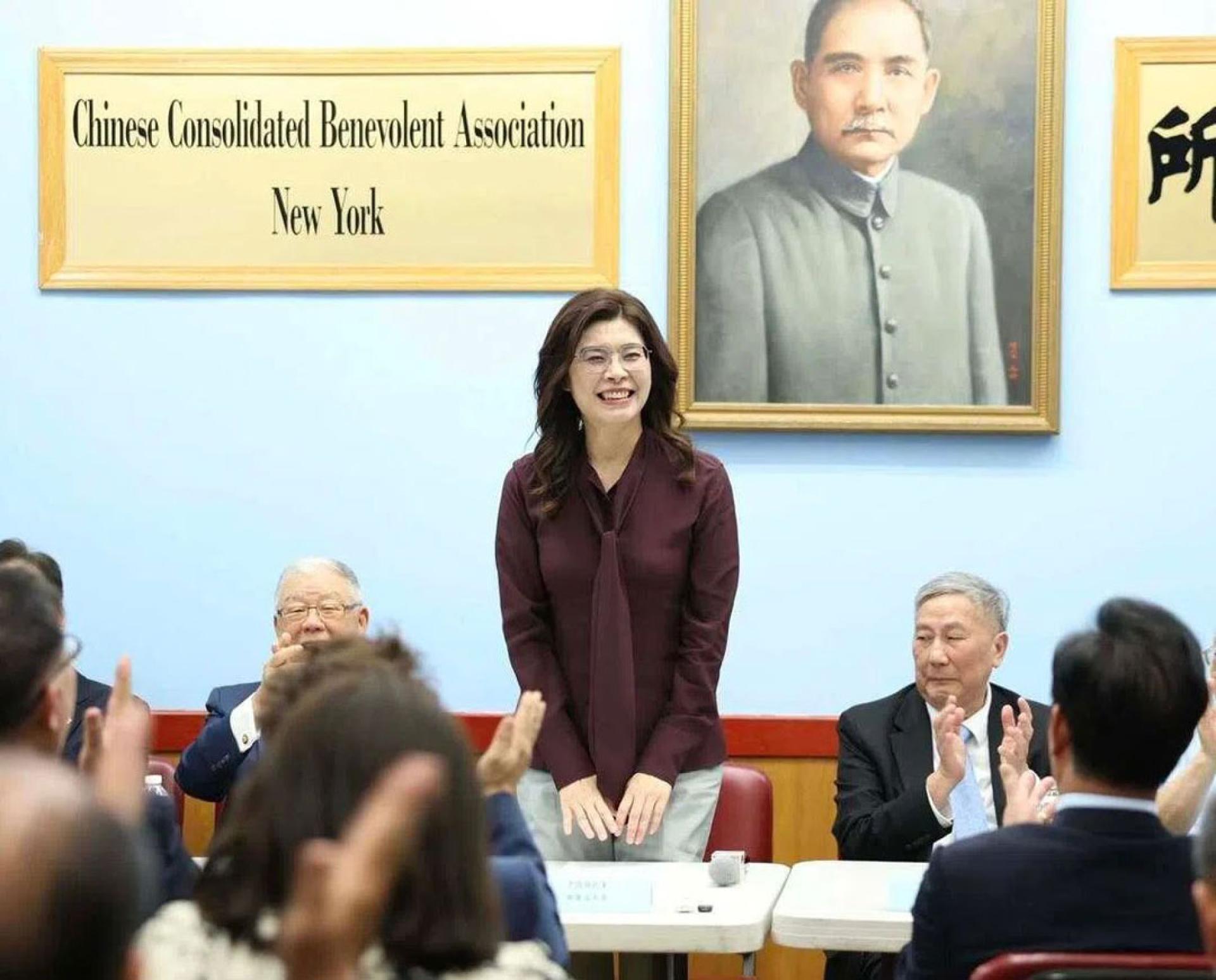 郑丽文（中间站立者）周三访问位于纽约的中华公所。