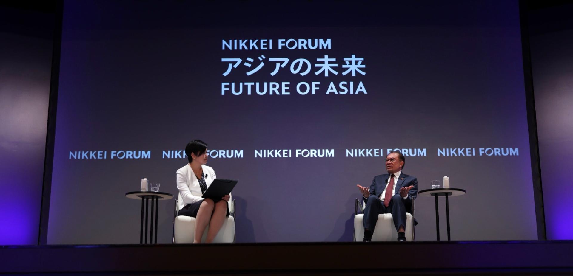 安华（左）在电视及社交媒体现场直播问答环节中，强调马来西亚在关税课题上立场明确。