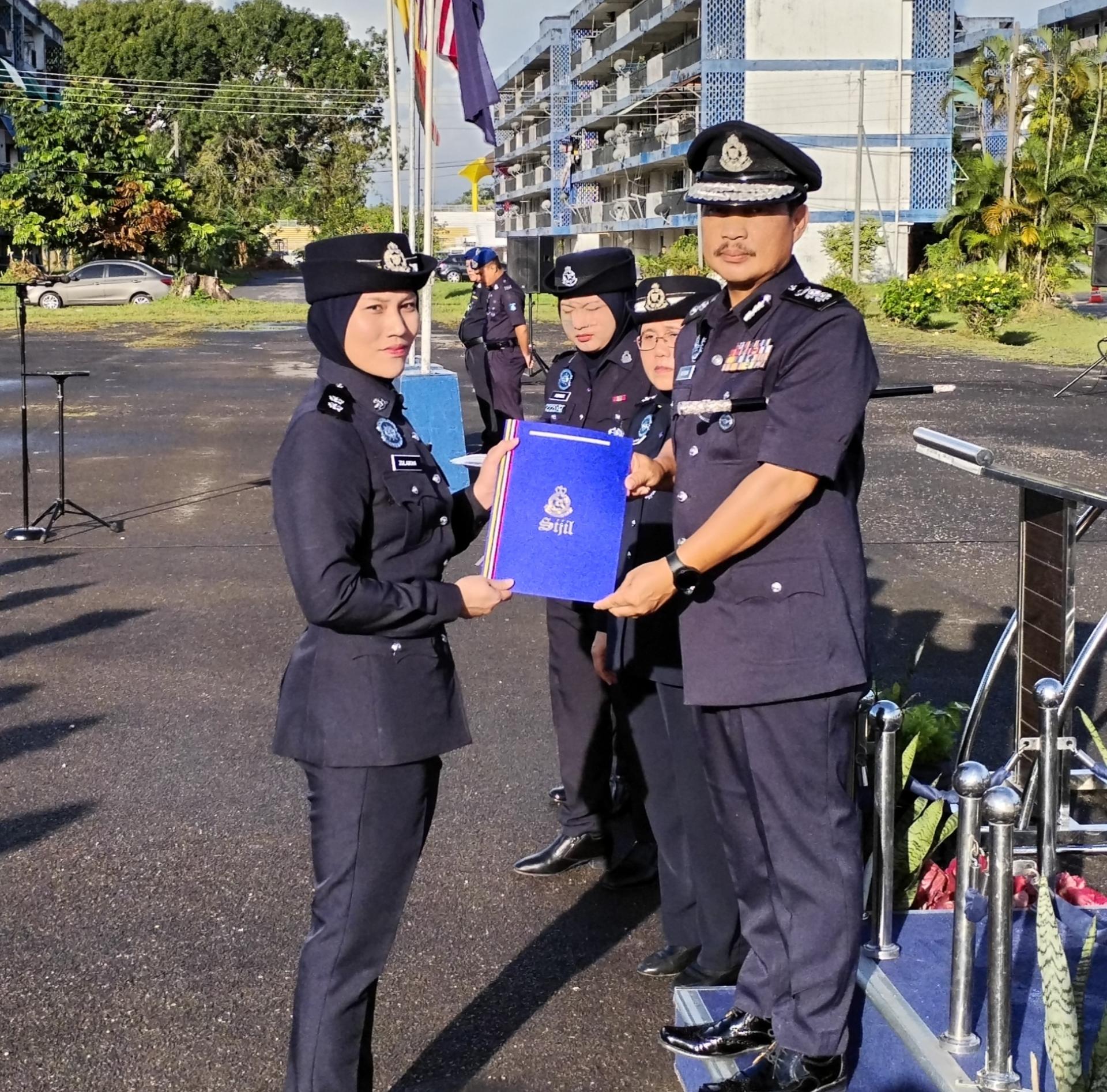 美里警区主任亚历克森纳卡助理总监（右）颁发表扬状给杰出警官。