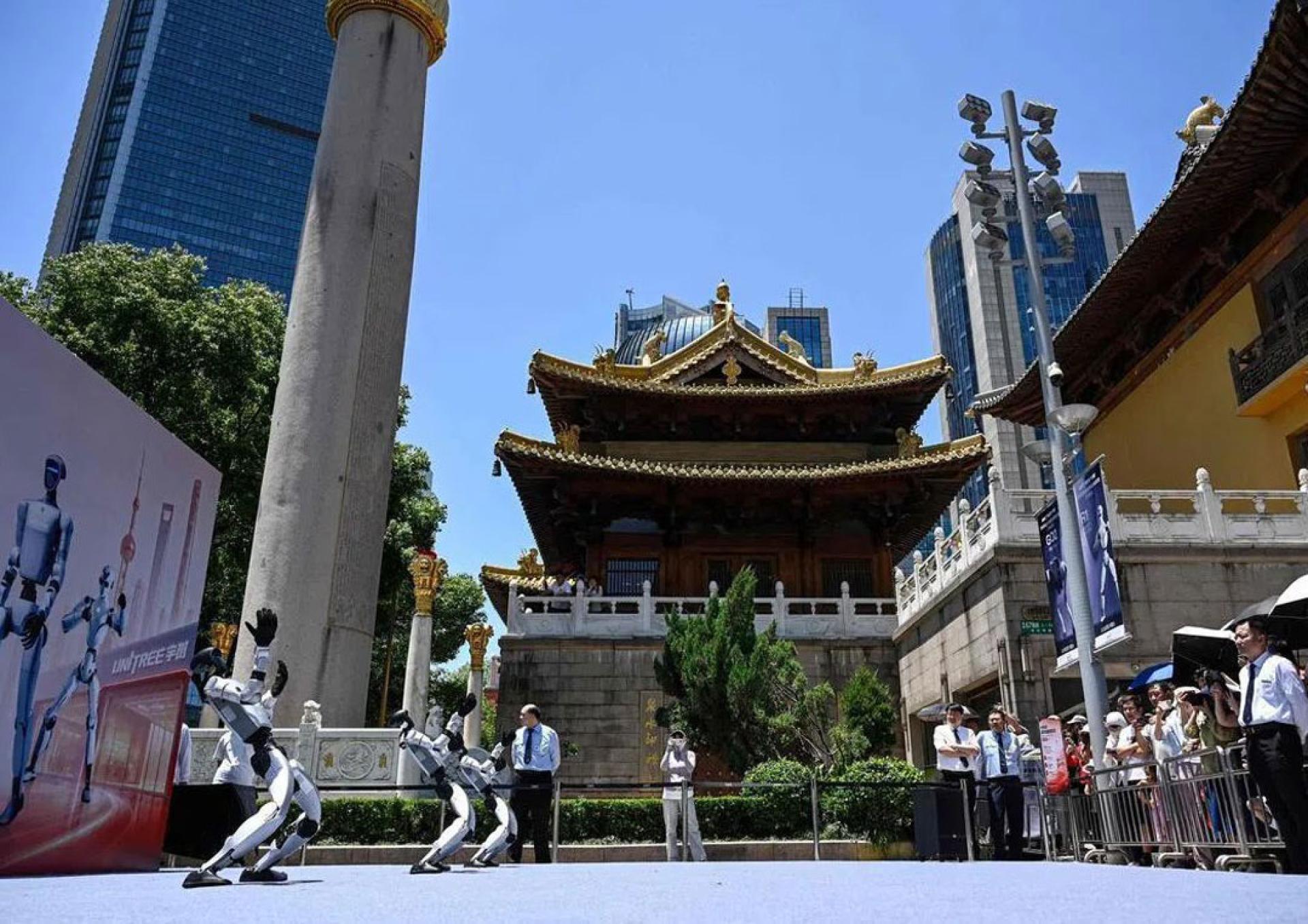 5月31日，宇树科技位于上海的具身智能体验店开业当天，人形机器人正在进行舞蹈表演。