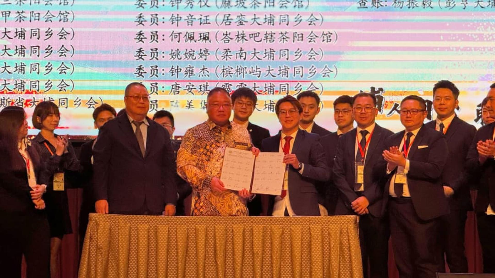 埔联青总团长朱景祥在众人陪同下，在马来西亚旅游、艺术及文化部长拿督斯里张庆信见证下，接过宣誓书。