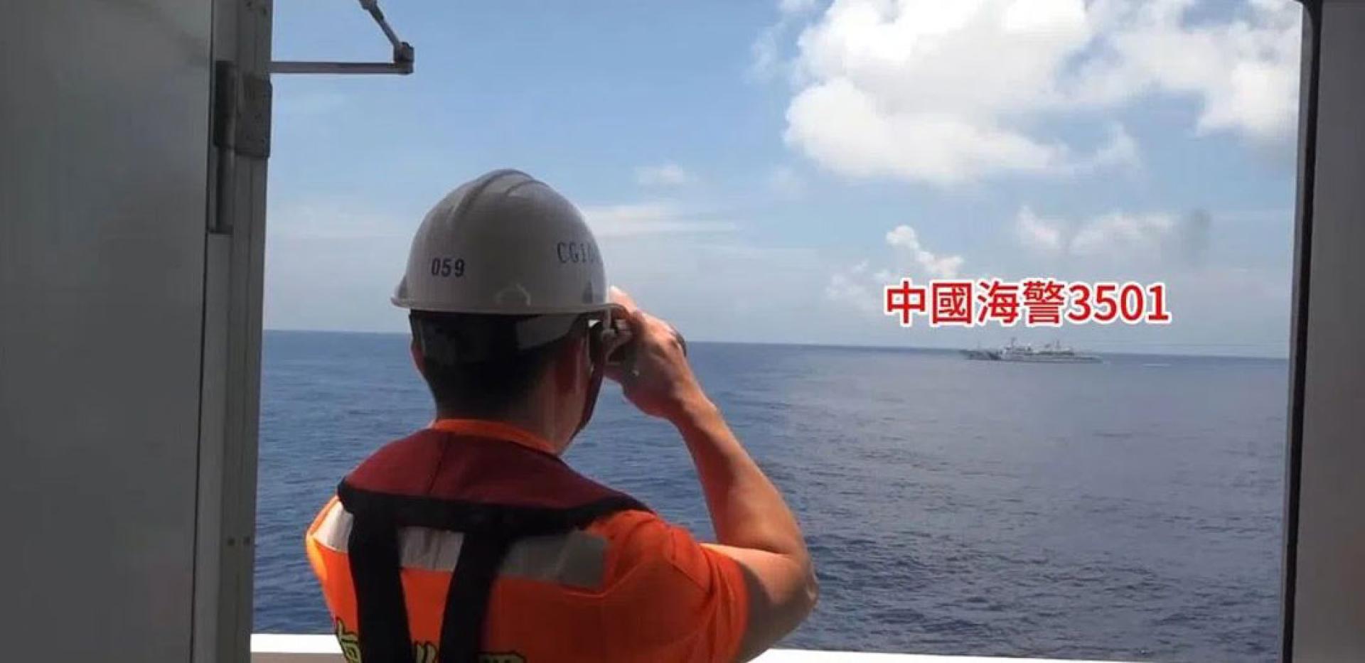 中国大陆海警船与台湾巡防舰艇对峙。