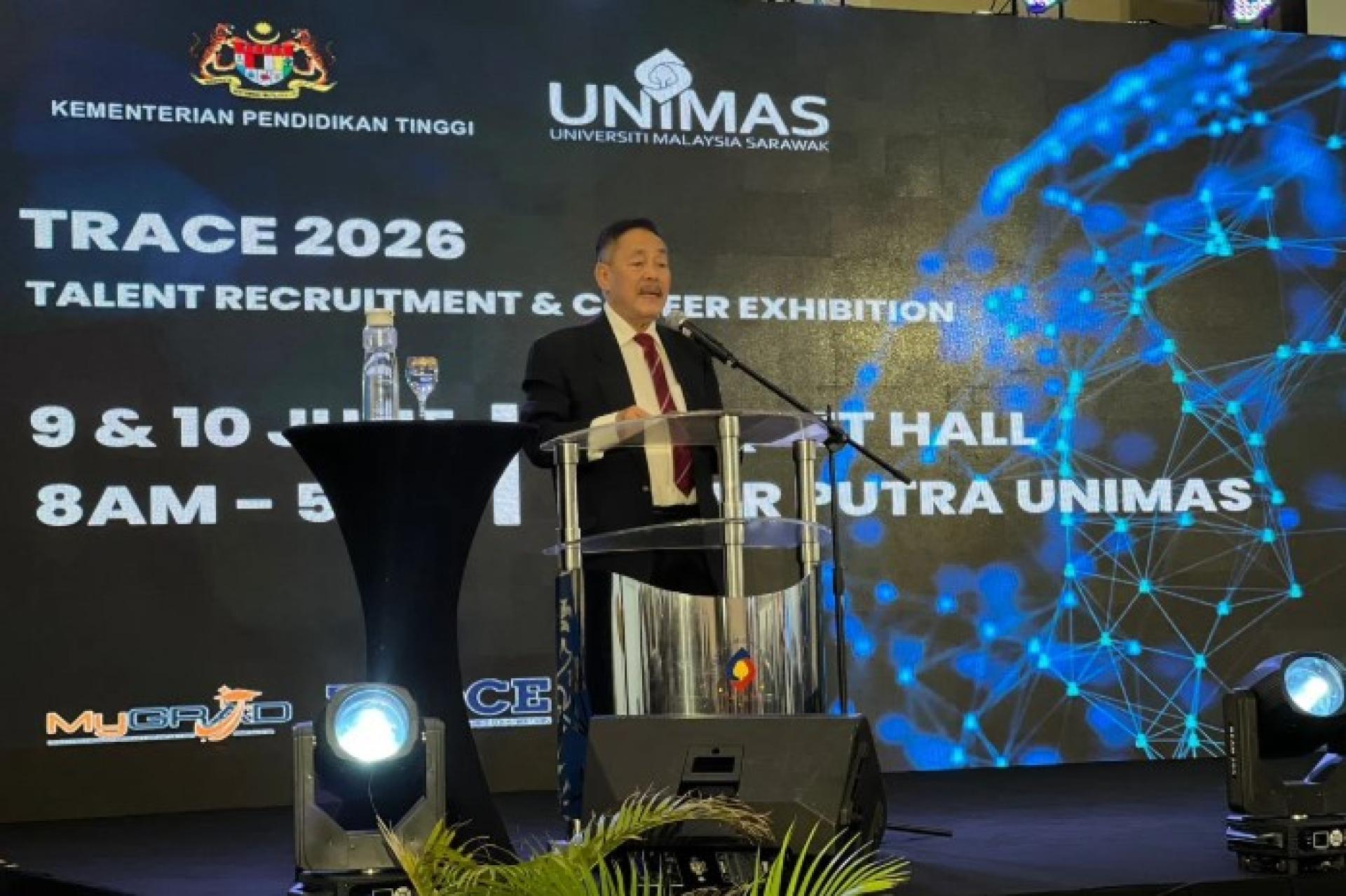 罗伦在砂拉越大学DeTAR PUTRA礼堂举行的2026年砂拉越大学人才招聘与职业展闭幕仪式上，代读砂拉越总理拿督巴丁宜丹斯里阿邦佐哈里敦奥本的讲稿时发表讲话。