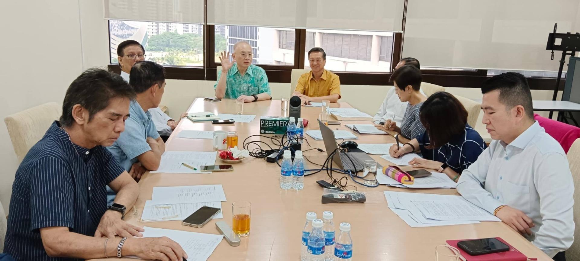 魏家祥（左4起）出席由黄日昇主持的会议，并讨论全面部署选举策略，确保马华竞选机制进入最高备战状态。