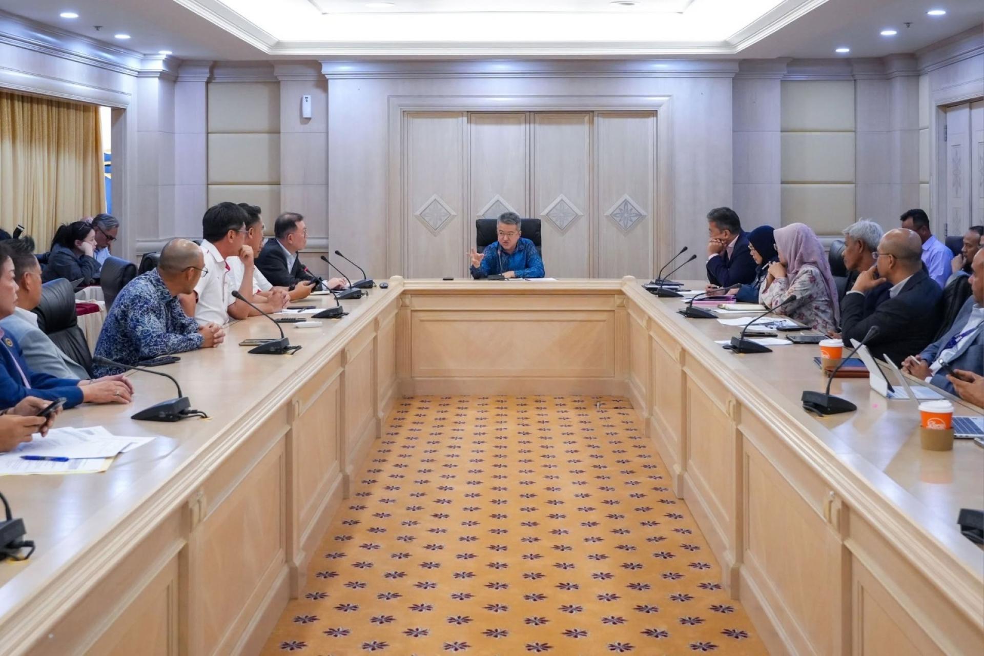 刘镇东（中）会见产业及商会代表，共同商讨应对非法营商及外国商品大量涌入我国的对策。