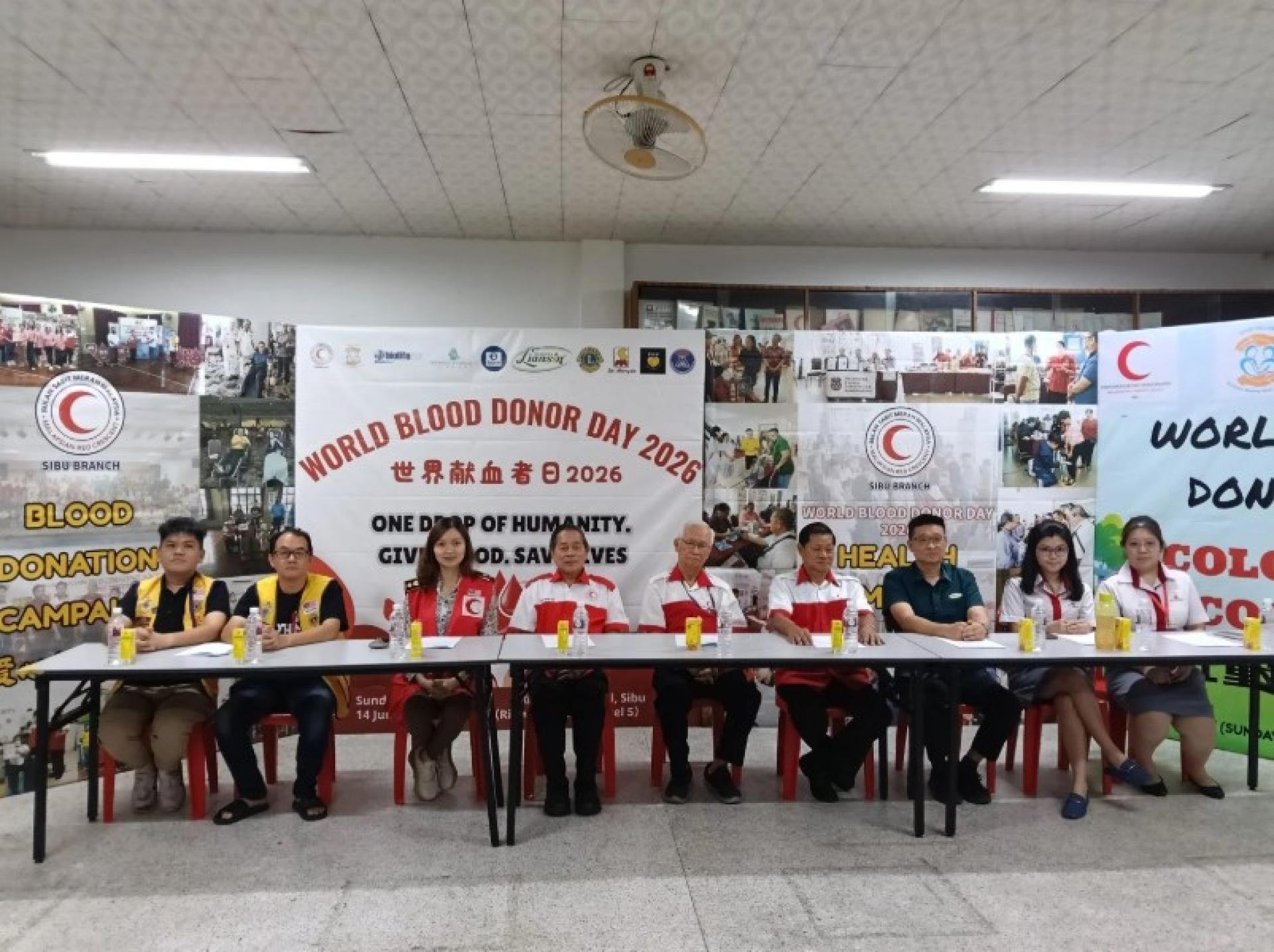 Dr Rachel Teng Li Cin医生（左）与蔡雄基在新闻发布会上公布世界献血者日庆典活动详情。