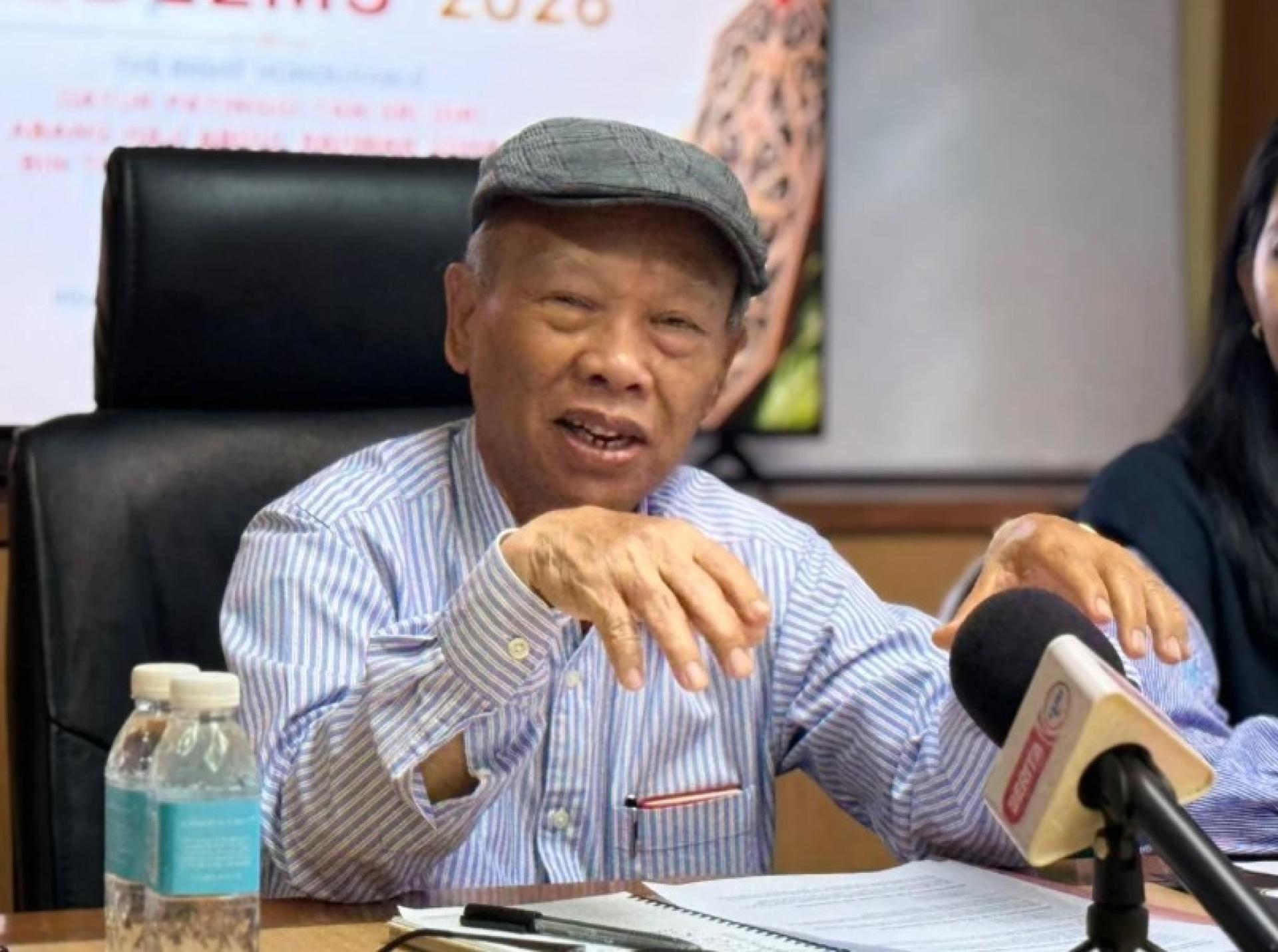 彼得南申（左2）与筹委会成员在新闻发布会上展示2026年第4届REDEEMS乐队争霸赛及第18届REDEEMS达雅节嘉年华宣传资料。