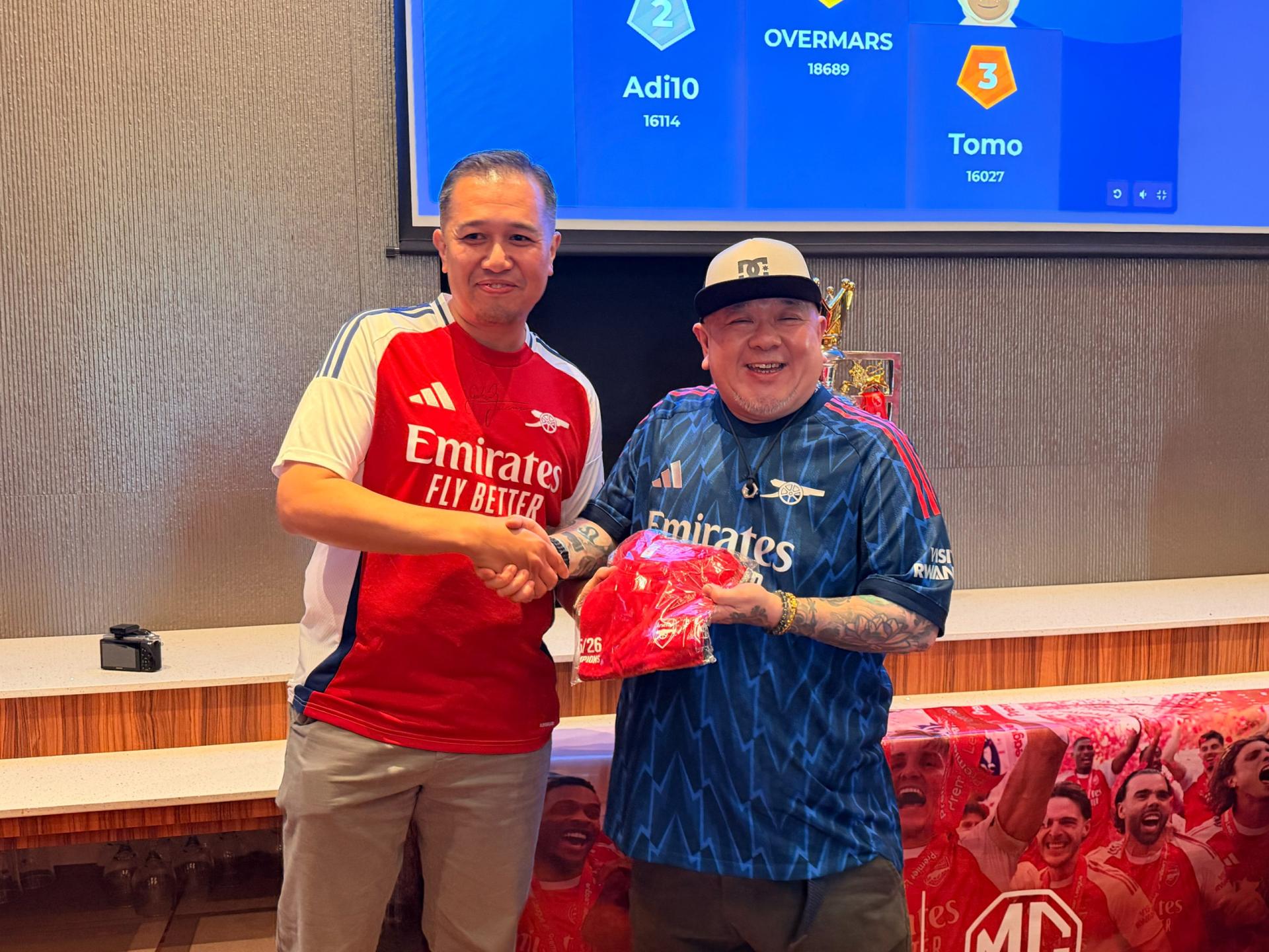 Premier Motor 公司董事经理陈志豪（右）颁发限量版Arsenal x MG联名纪念商品予幸运得主。